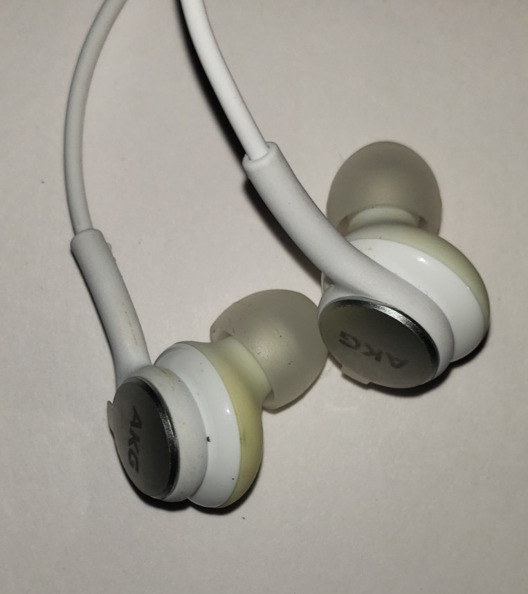 SAMSUNG AKG 3.5mm Jack In-Ear Headphones Earphones Earbuds w/ Microphone White