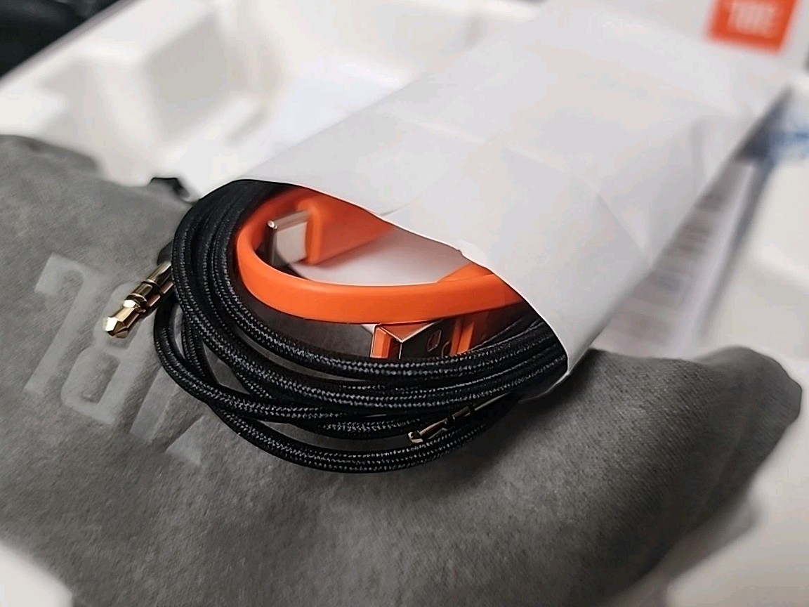 JBL Live 675NC Wireless On-Ear Headphones Adaptive Noise Cancelling Black