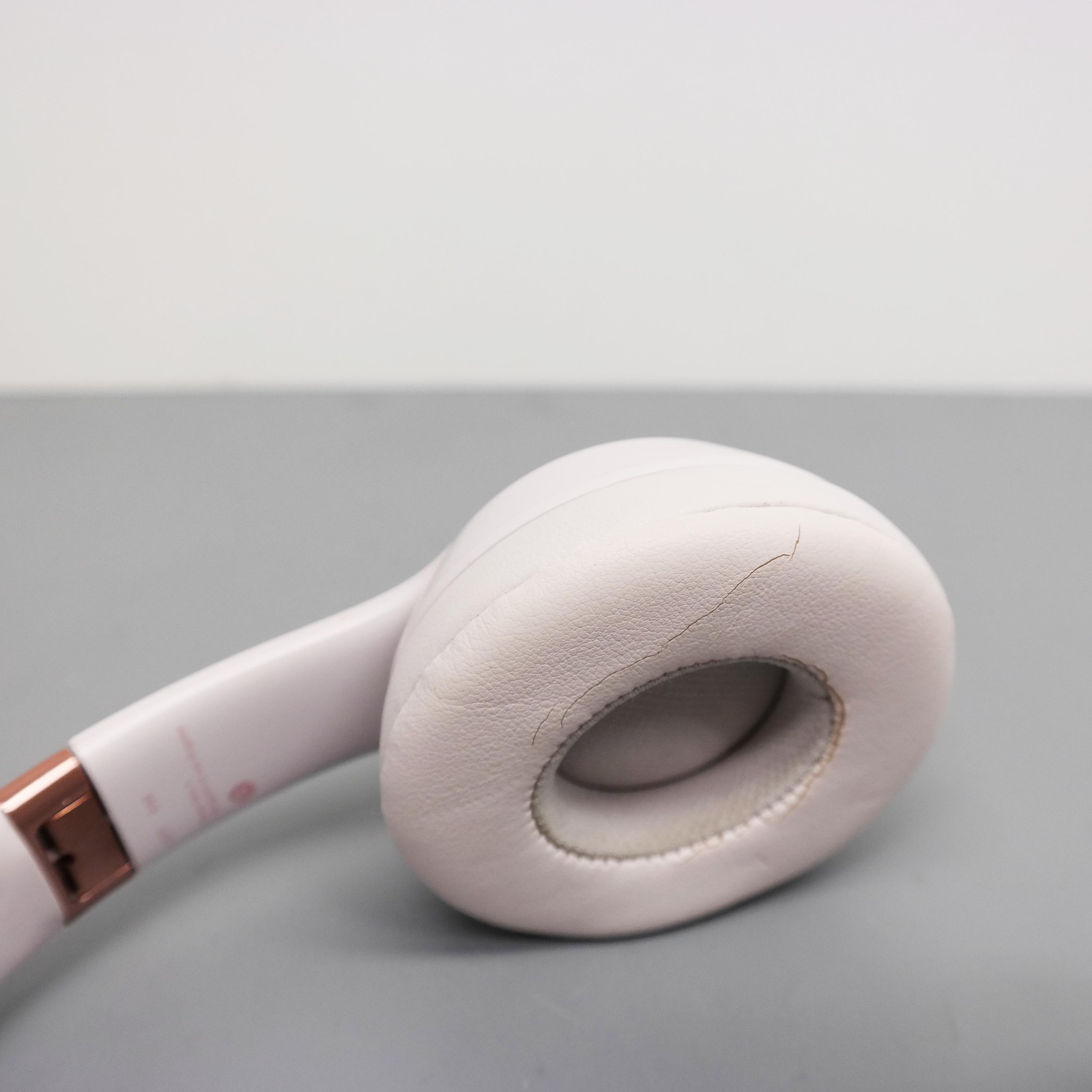Beats by Dr. Dre Solo 4 Headphones MUW33LL/A Pink ISSUE