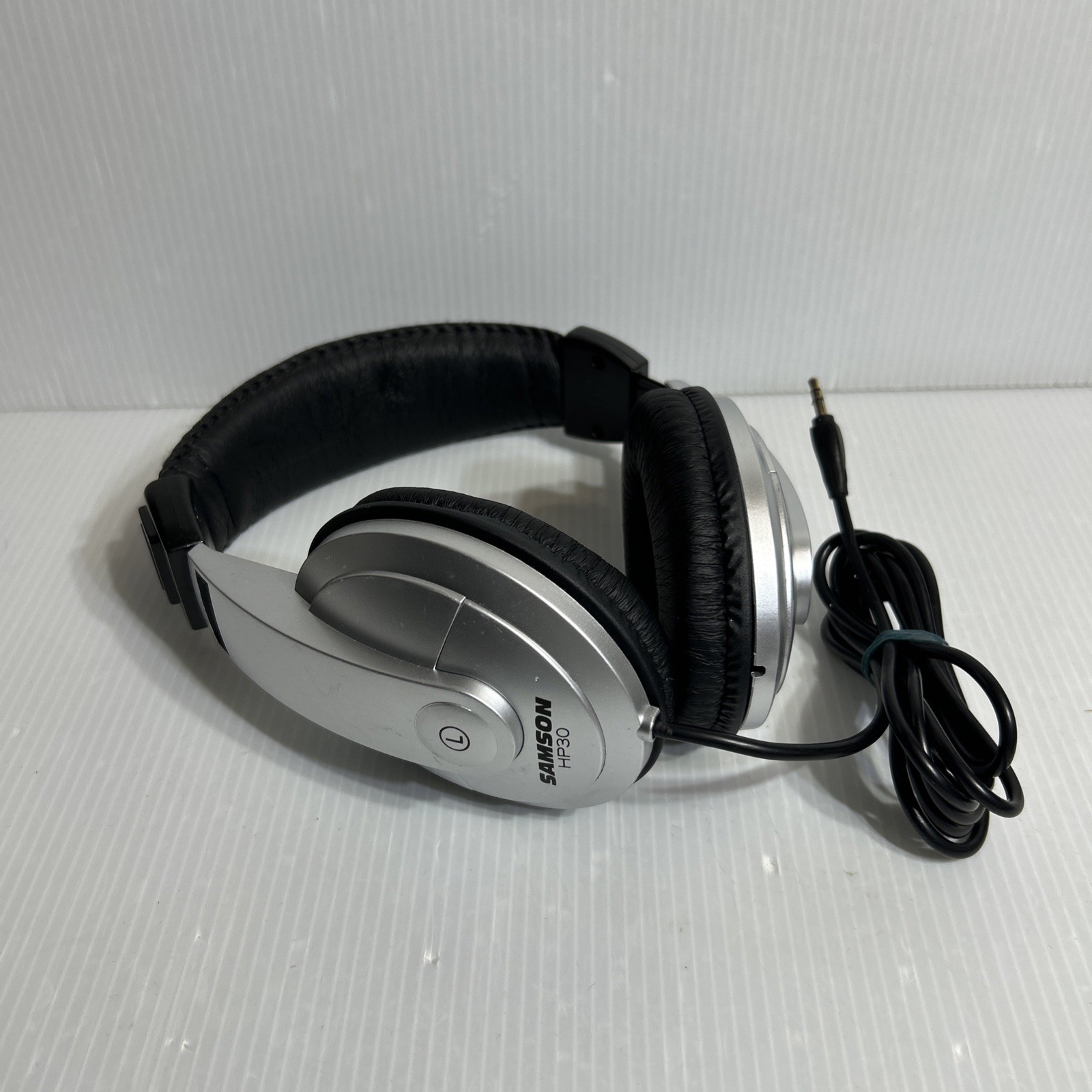 Samson HP30 Over-Ear Wired Headphones Studio Monitor Stereo Headset 3.5mm