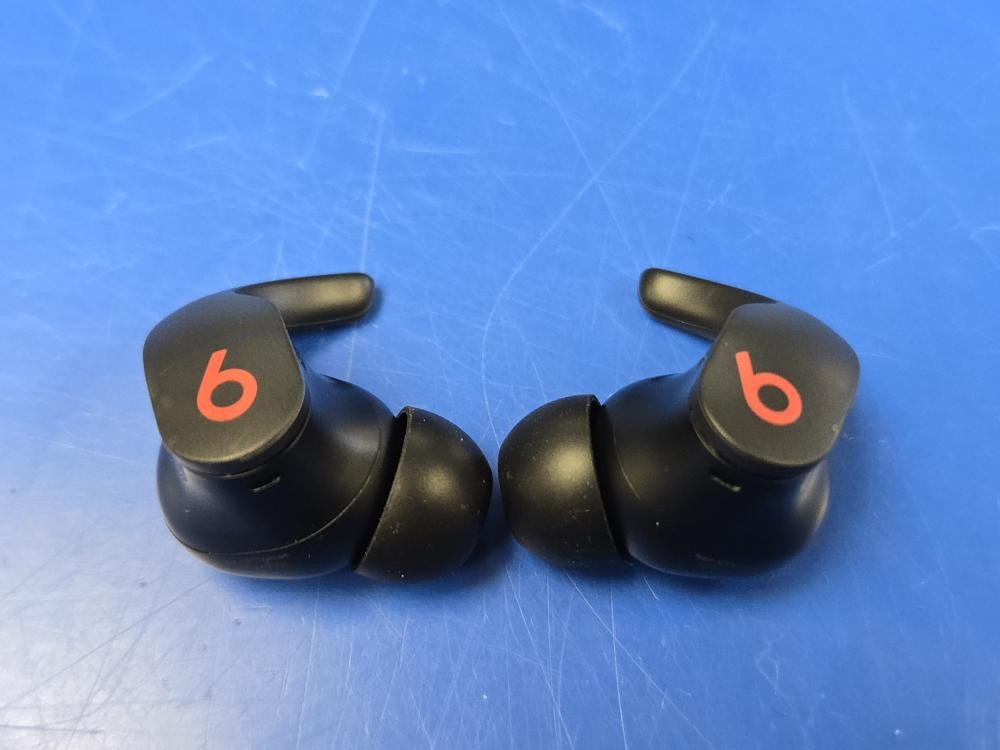 APPLE BEATS FIT PRO A2578 EARBUDS IN CASE; BLACK & RED (C57007342)