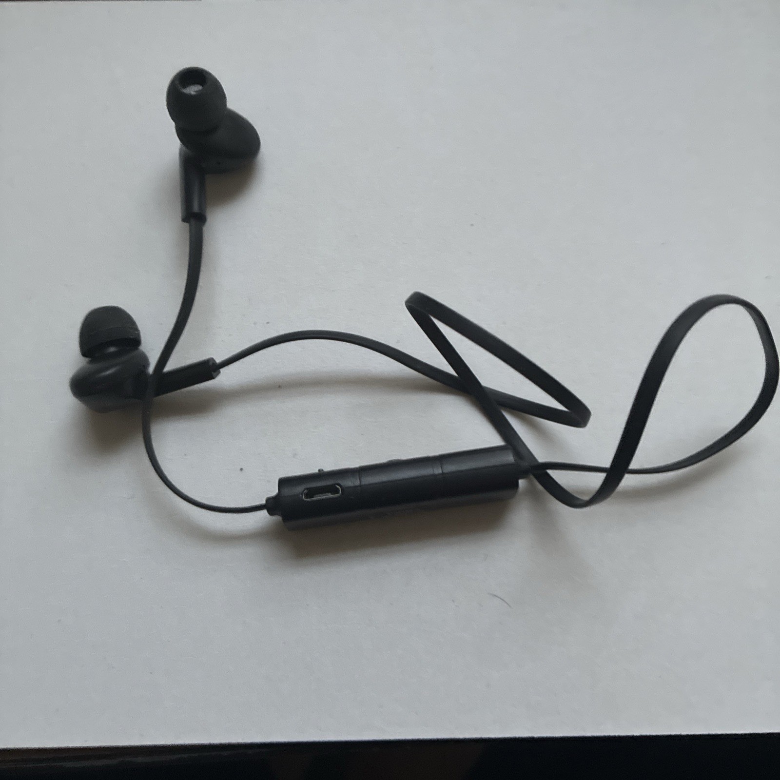 Sonic Bluetooth wireless earbuds in iHeart Radio carry case. NO MICRO-USB cable