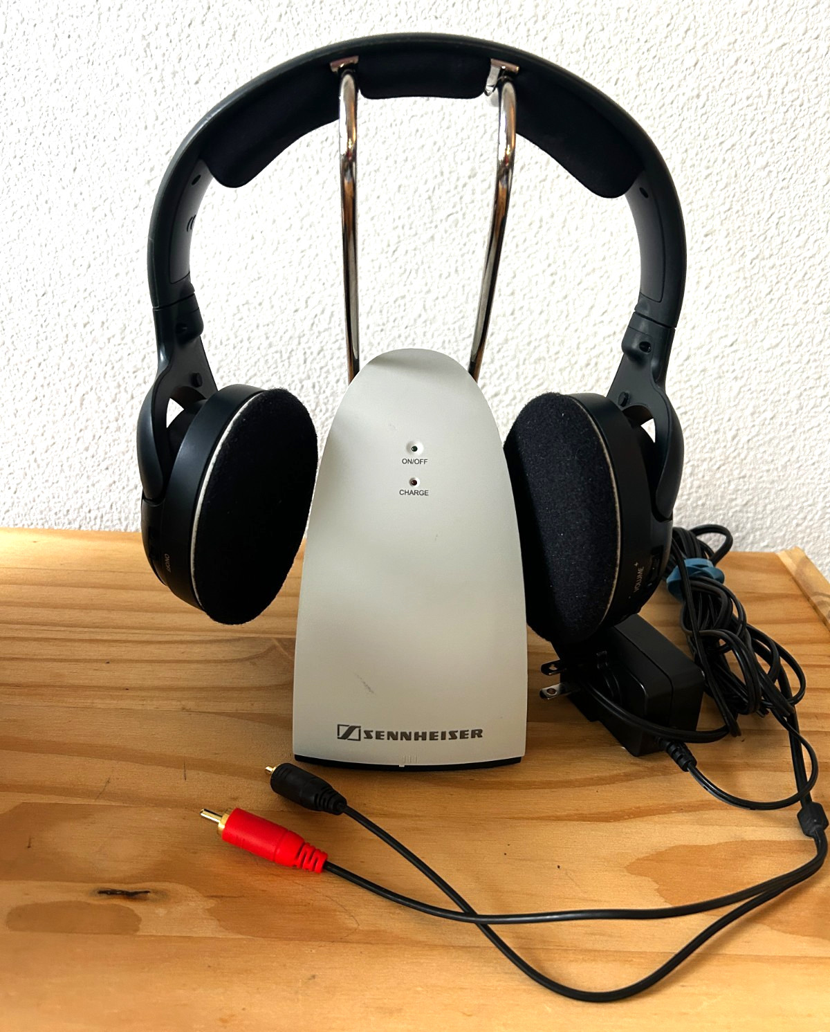 Sennheiser RS 120 Wireless Headphones System w/ Dock HDR 120 On-Ear, Cords