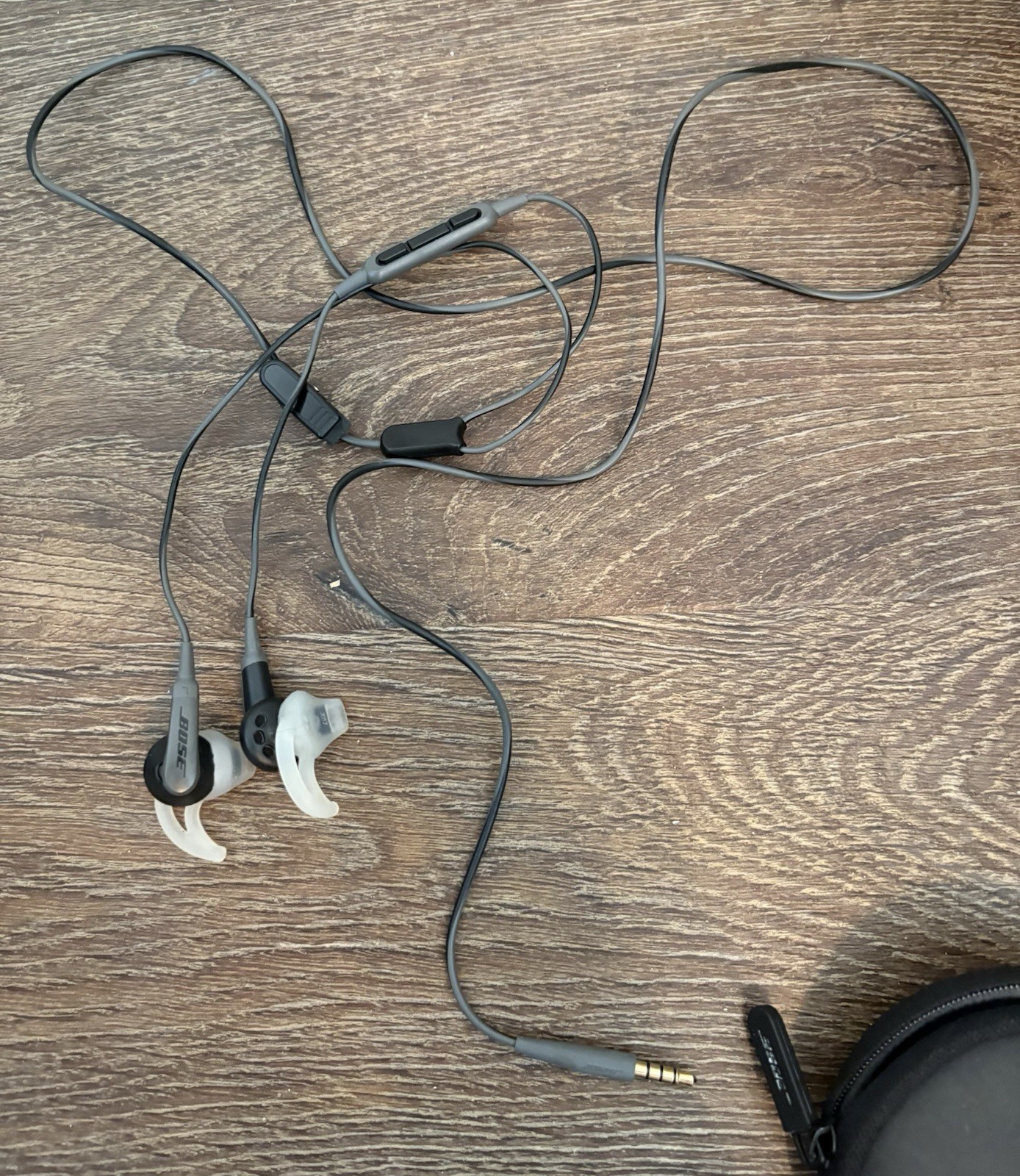 Bose SoundSport Wired In-Ear Earphones, With Extra Tips and carrying case