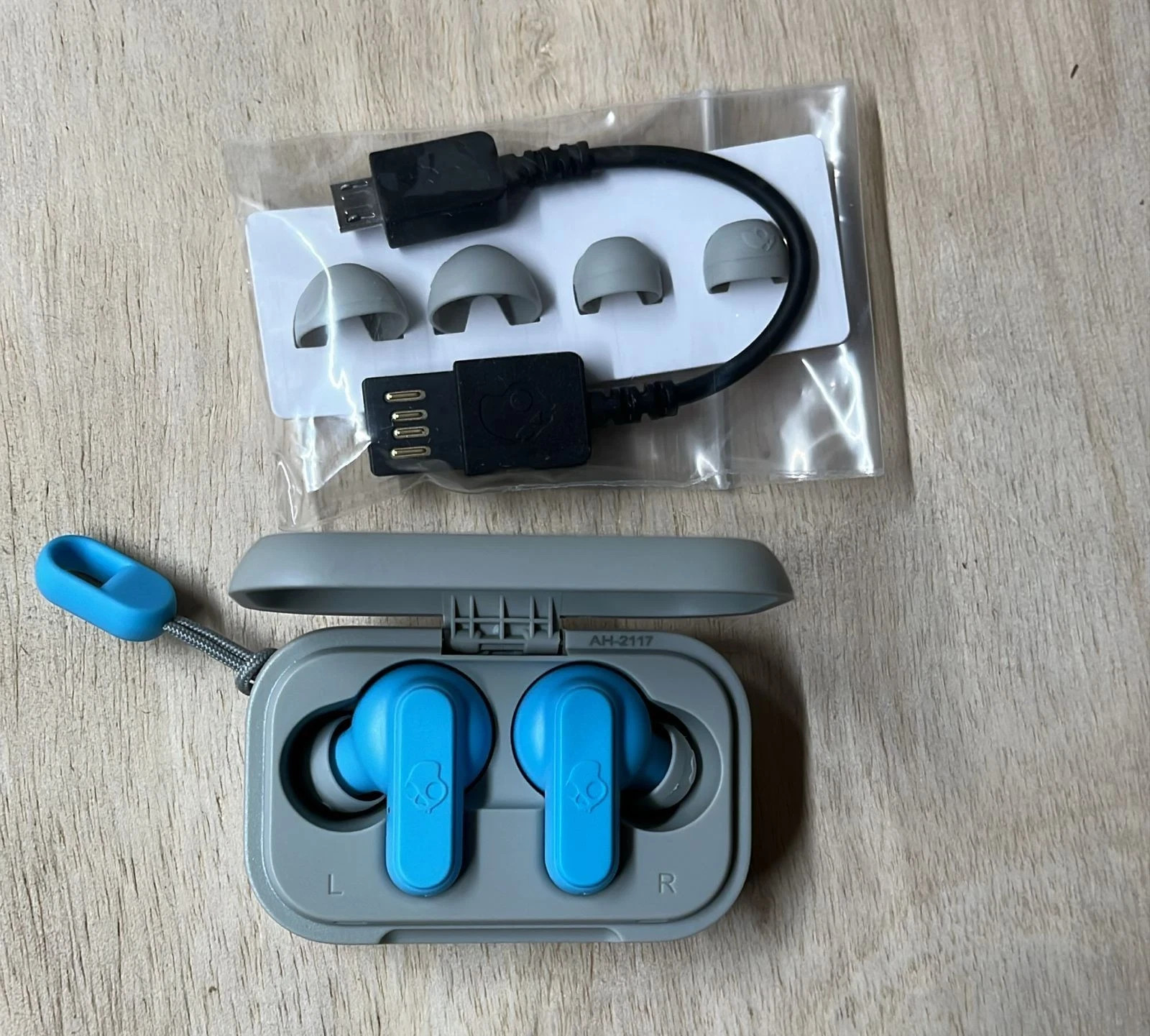 NEW Skull Candy Wireless In-Ear Headphones True Blue Factory Dime True