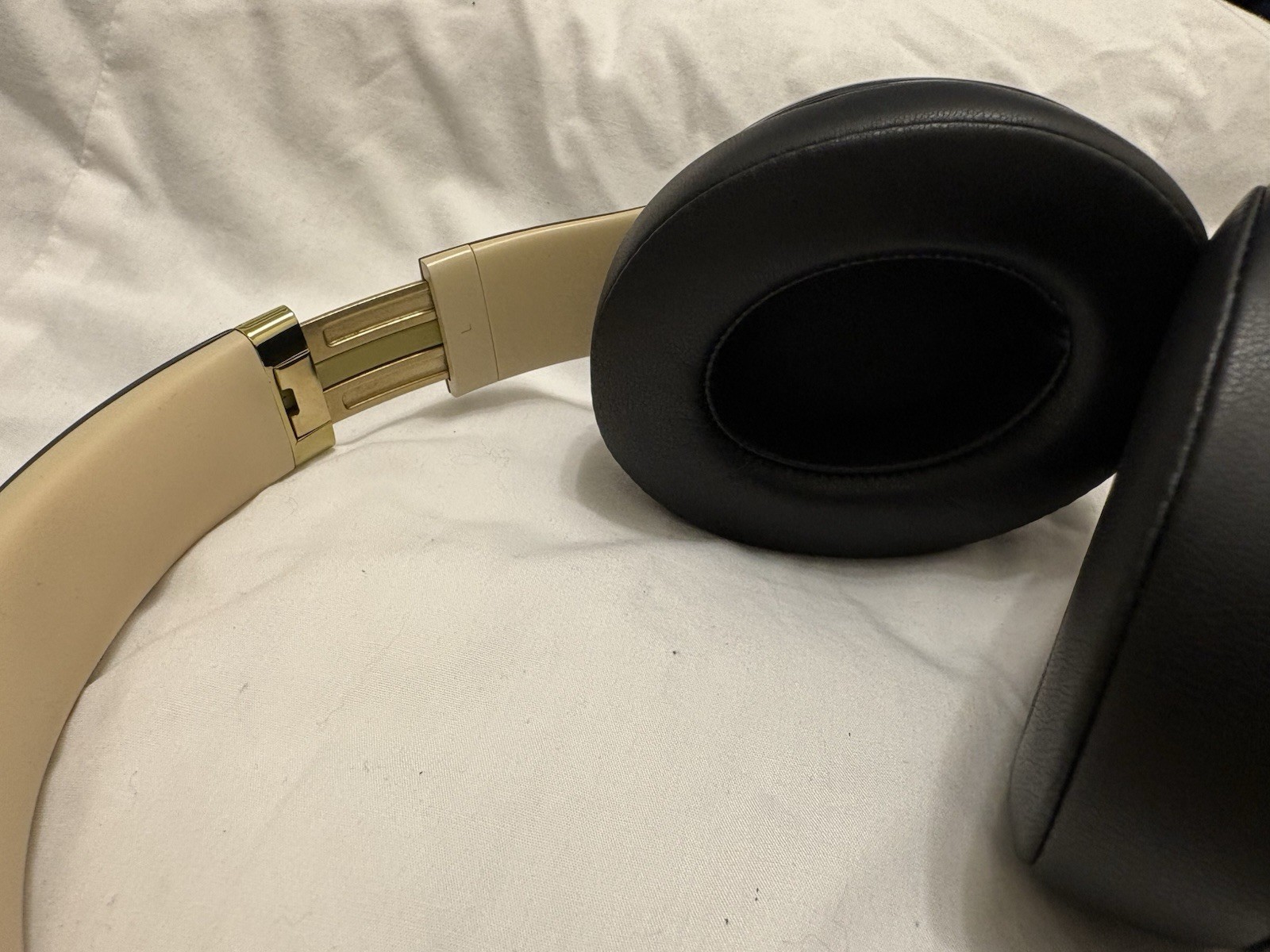 Beats Studio3 Wireless Midnight Black Gold – New Wicked Cushions Pads – Great!