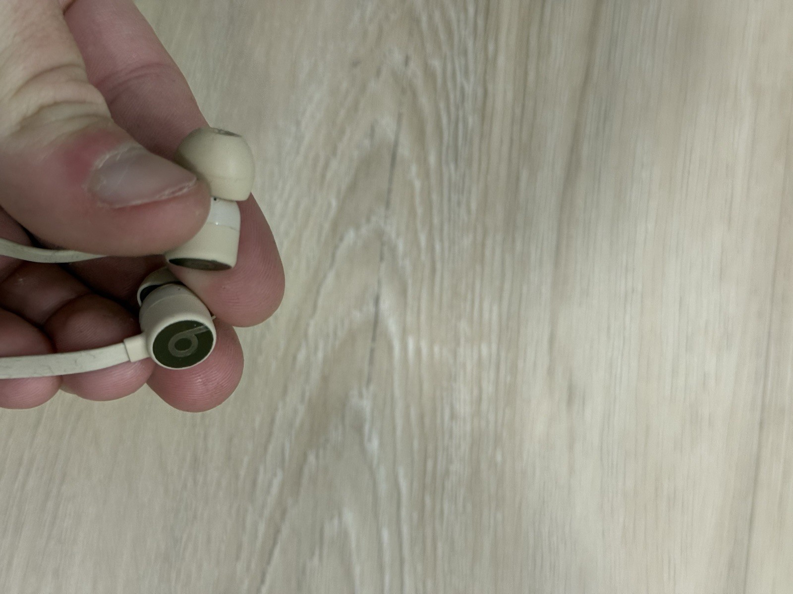 Beats by Dr. Dre UrBeats3 In-Ear Headphones Satin Gold – Lightning Connector-CR