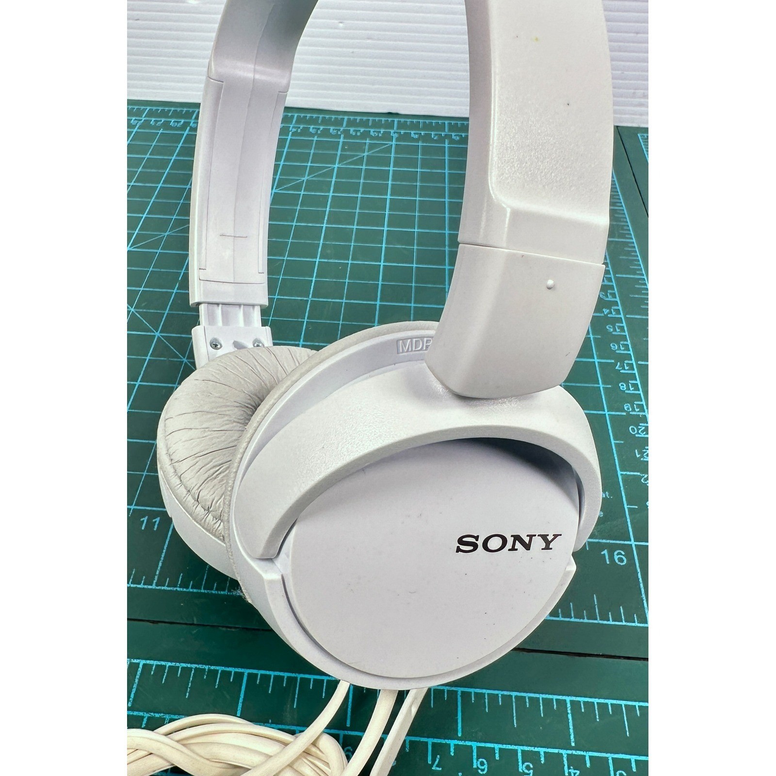 Sony MDR-ZX110 Wired On-Ear Headphones White 3.5mm Swivel Folding TESTED