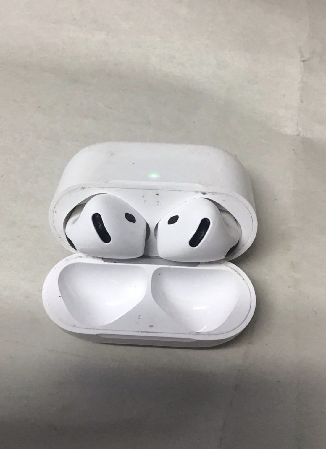 Apple AirPods 4 Earbuds w/ USB-C Case in White A3058, A3050, A3053 *READ *