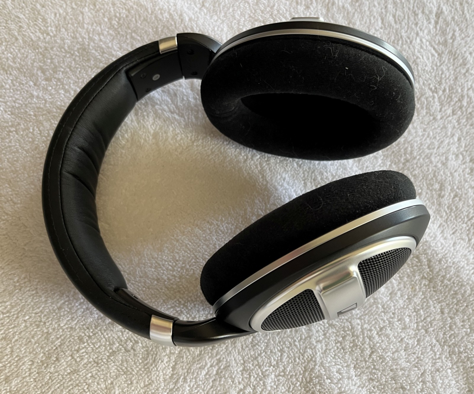 Sennheiser HD 599SE Over-Ear Headphones Black Silver Wired Detachable Cable Case
