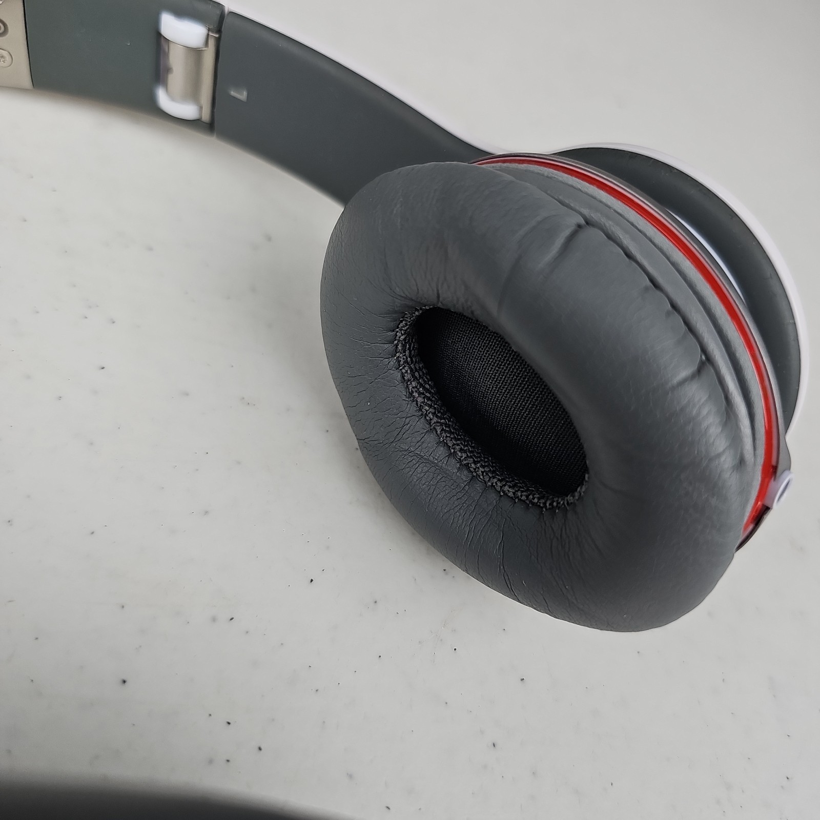 Beats by Dr. Dre Solo HD Headband Headphones White And Gray/Black Case UNTESTED