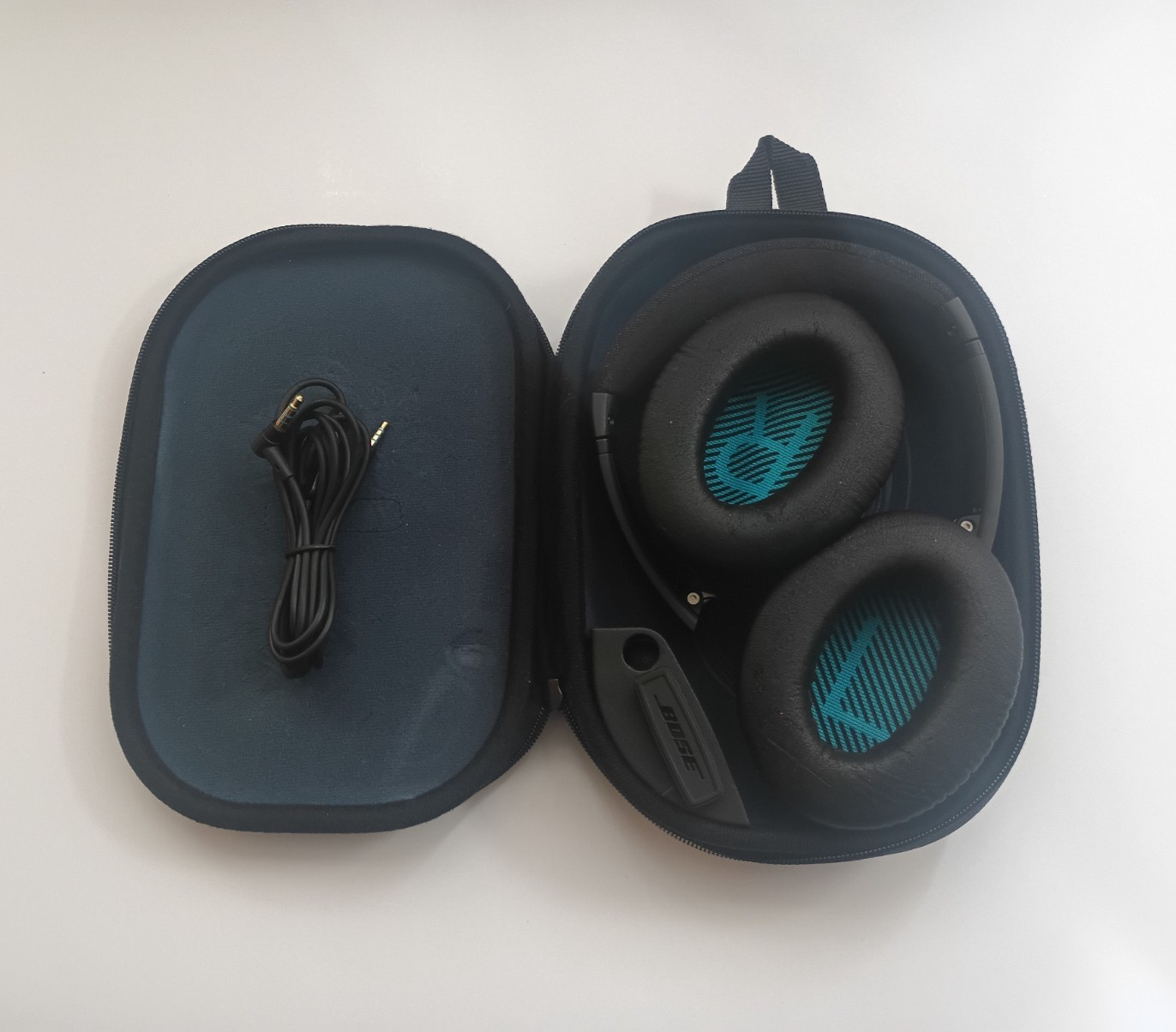 Bose QuietComfort 25 (QC25) Noise Cancelling Headphones with Case and Cables