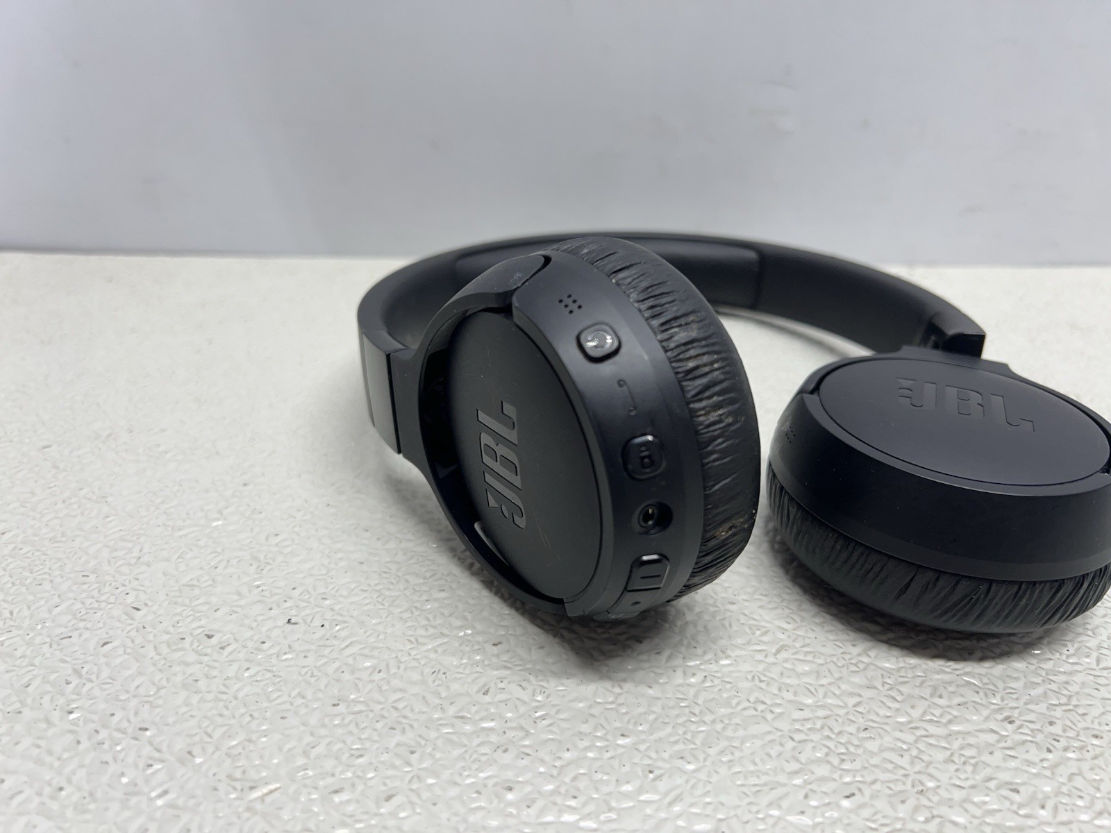 JBL – Tune 670NC Adaptive Noise Cancelling Wireless On-Ear Headphone – Black –