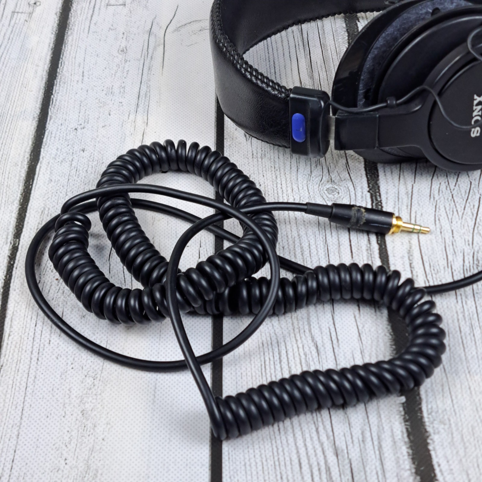 Sony MDR-7506 Professional Closed-Back Studio Monitor Headphones