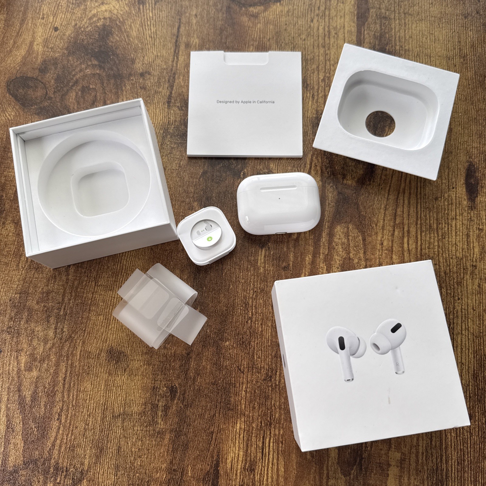 Apple AirPods Pro 1st Gen with Wireless Charging Case – Complete Set Used