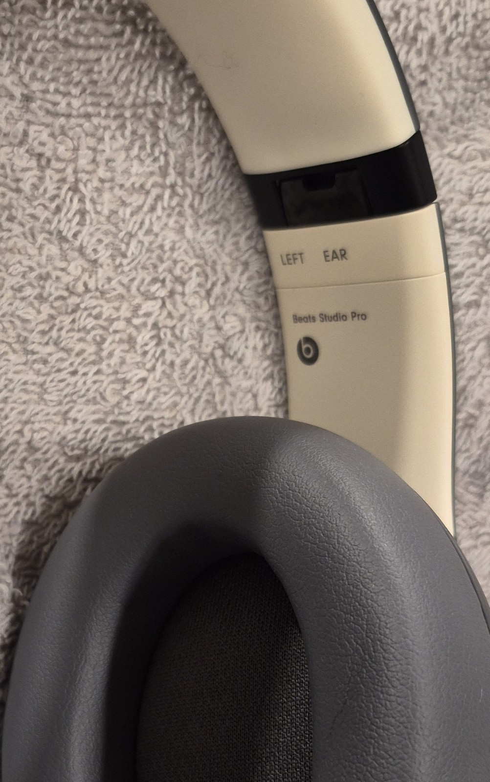 Beats by Dr. Dre Studio Pro Over-Ear Headphones White/Gray Bluetooth USB-C Case
