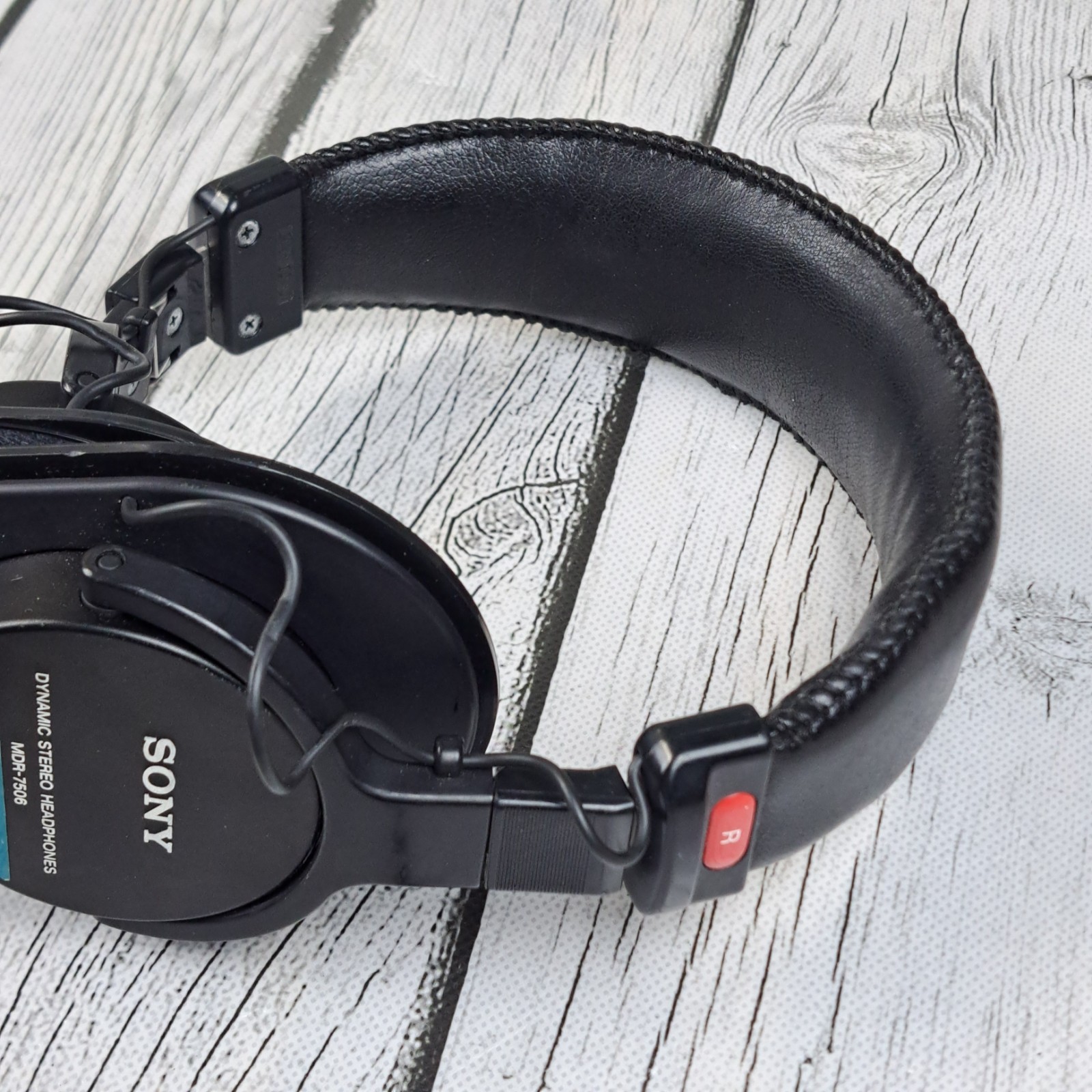 Sony MDR-7506 Professional Closed-Back Studio Monitor Headphones