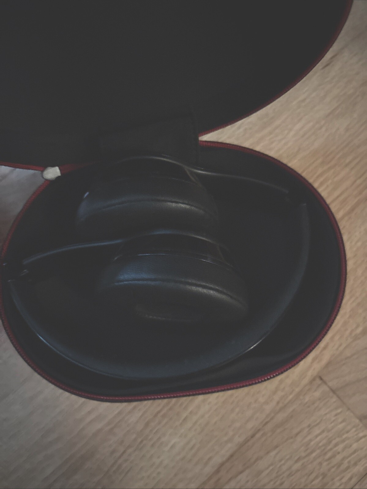 Gloss Black Beats Solo 3