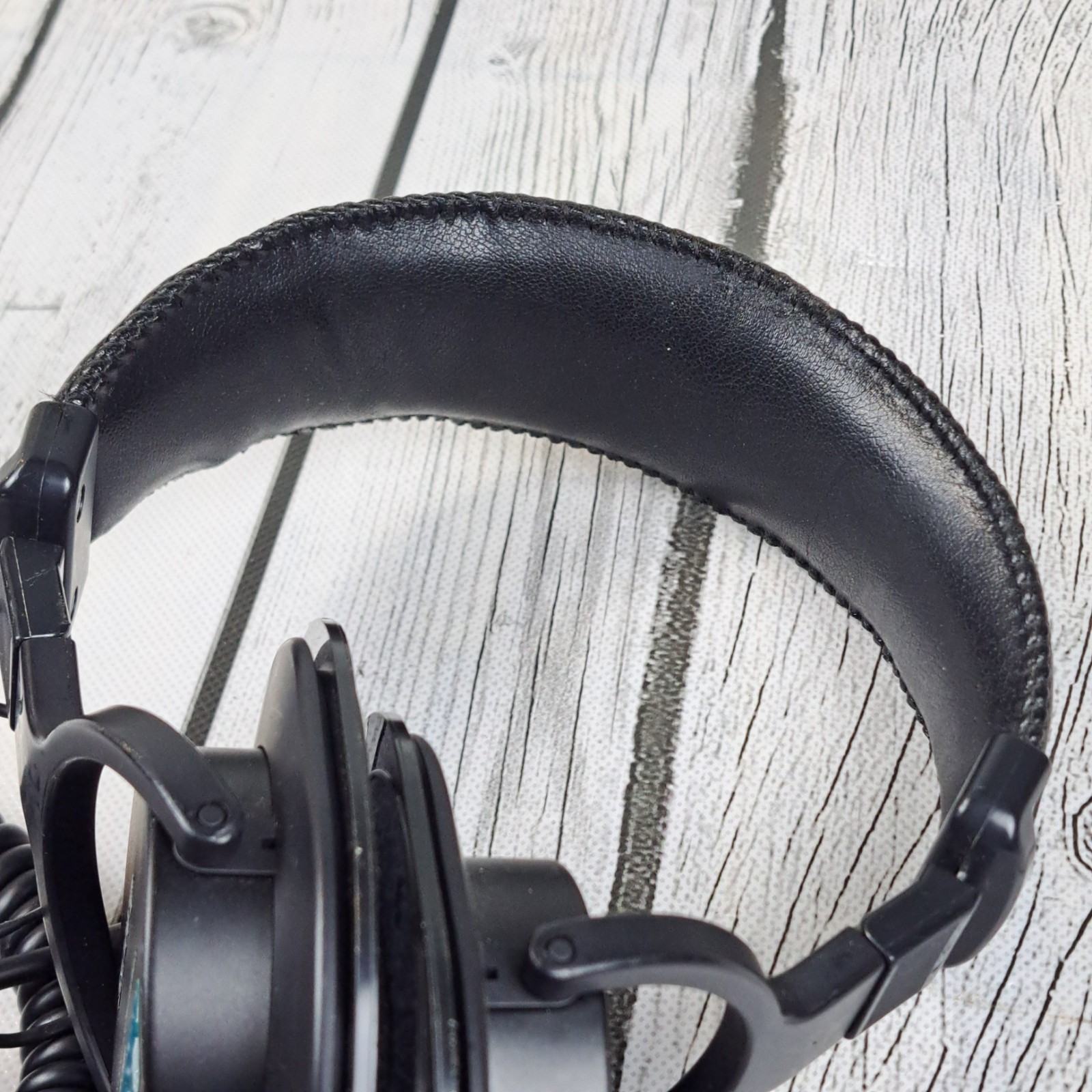 Sony MDR-7506 Professional Closed-Back Studio Monitor Headphones