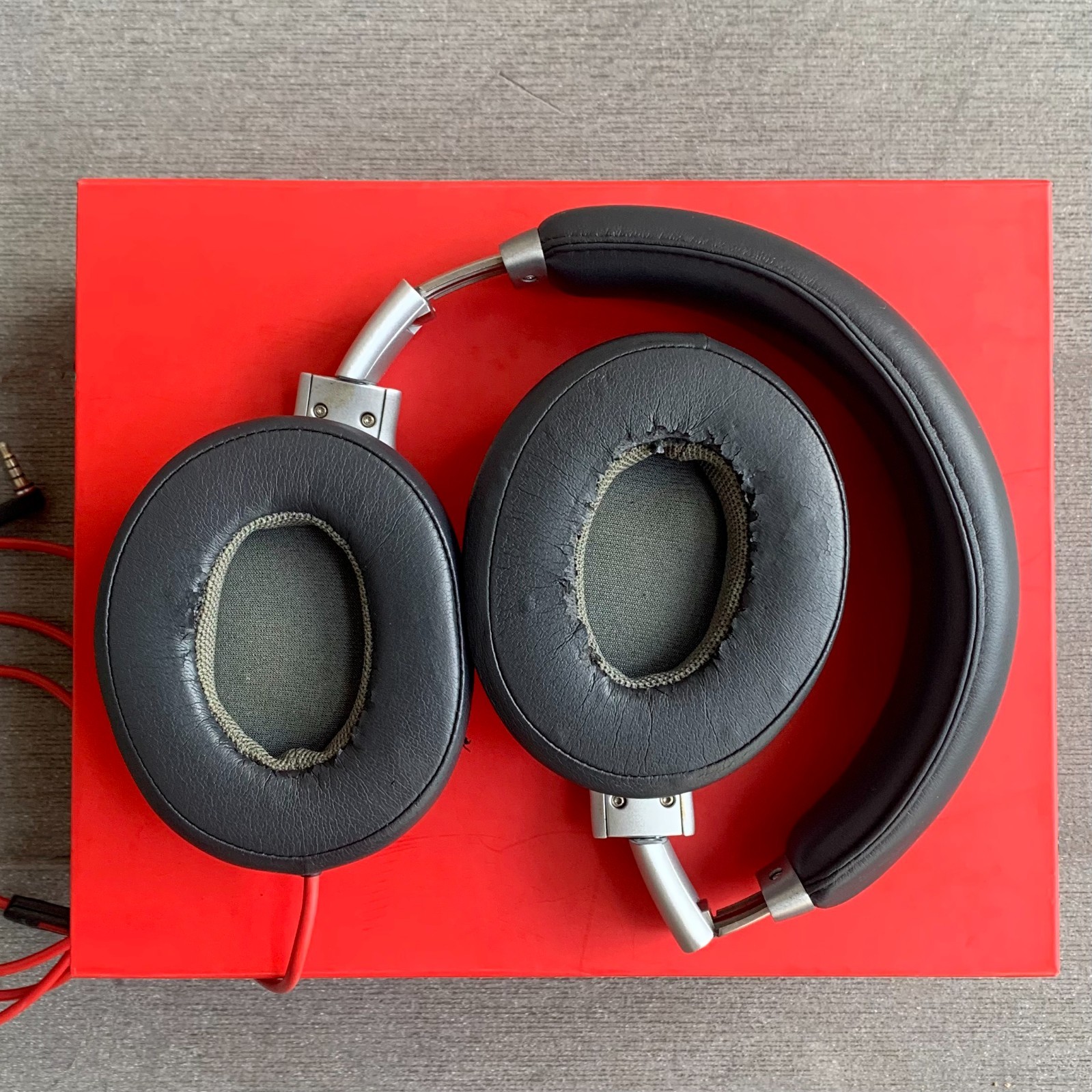 Beats by Dre Executive Over-the-Ear Headphones w/Original Case, Box, Accessories