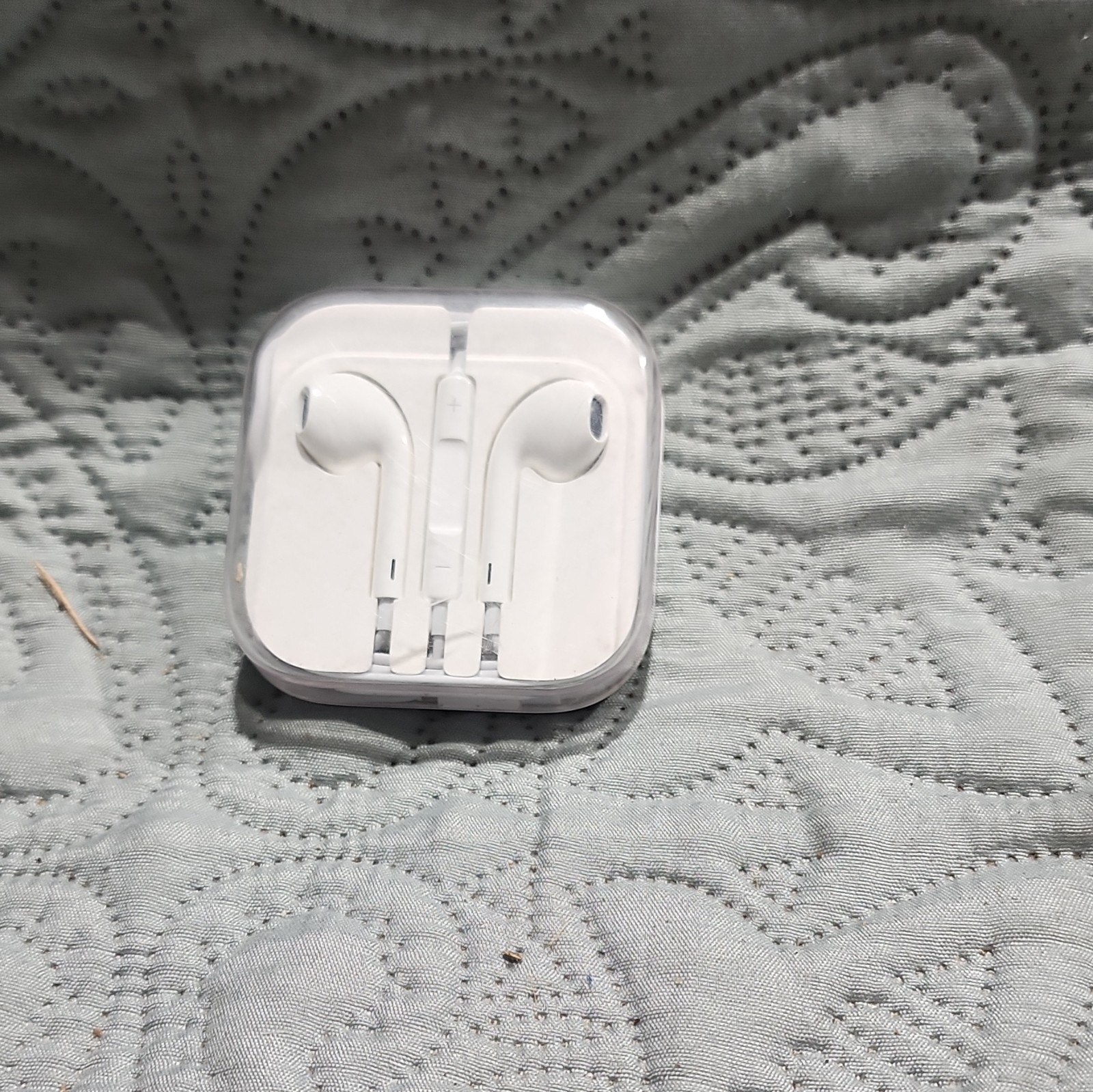 Apple EarPods White Wired Earbuds w/ Case 3.5mm Jack Mic 1.2m MD827LL/A