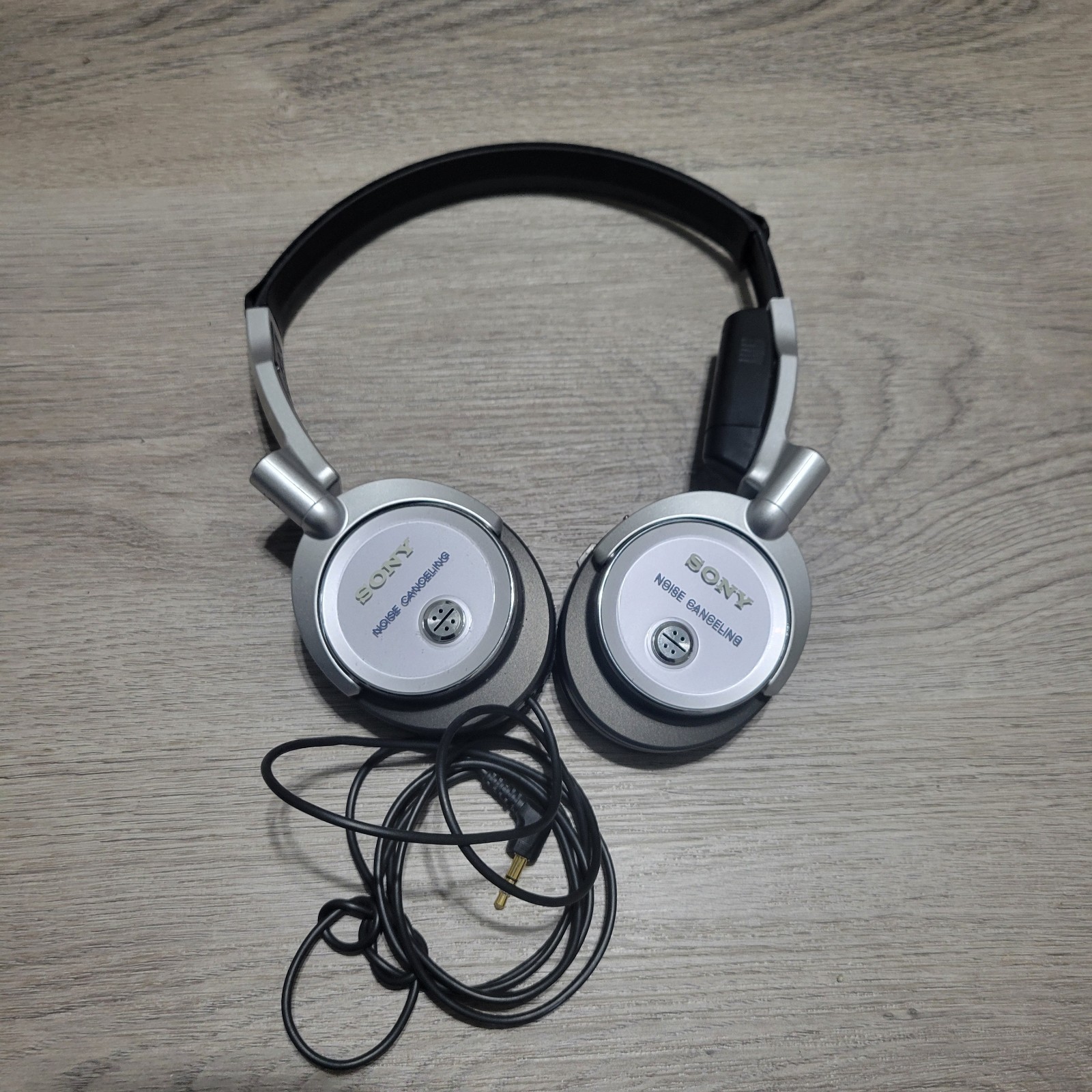 Sony MDR-NC6 Noise Canceling Headphones Wired Noise Canceling Headphones Silver
