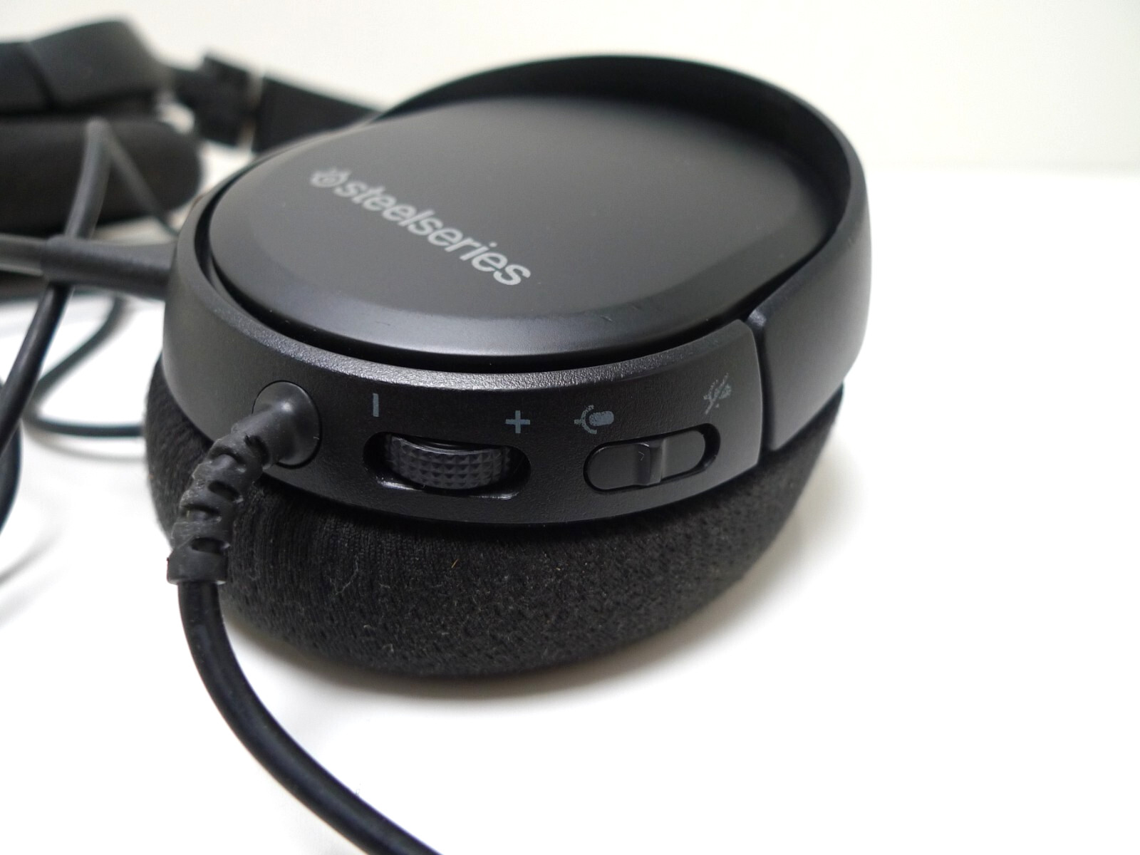 SteelSeries Arctis Black Over-Ear Headphones w/ Detachable Mic | Wired Aux