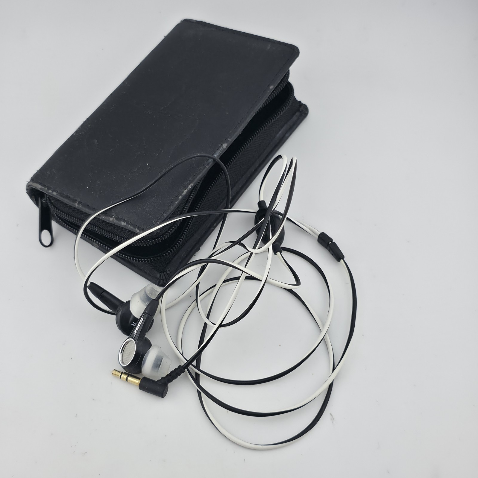 Bose IE2 Wired In-Ear Earbuds Headphones w Case Black White Untested