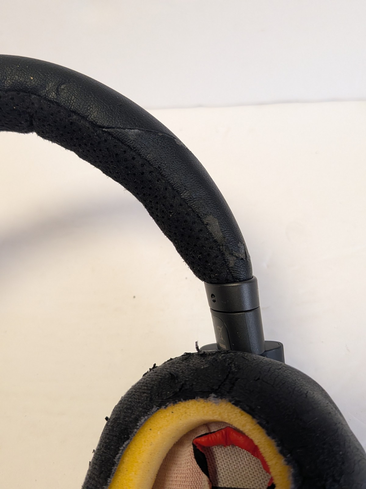 Plantronics Voyager PLT B8200 Bluetooth Headphones No Dongle **See Photos