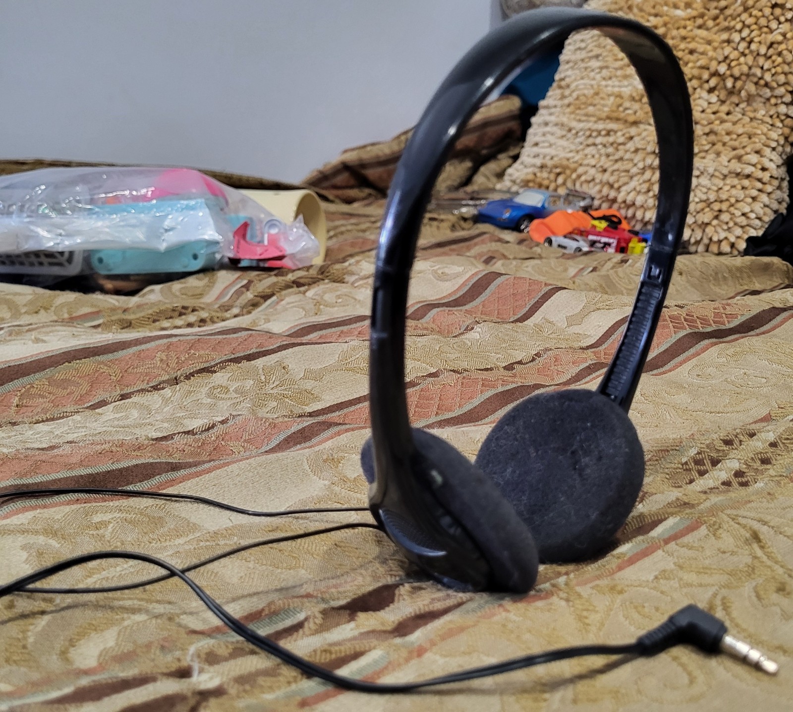 ONN On-Ear Headphones Lightweight Design and Adjustable 3.5mm Aux Plug 131407