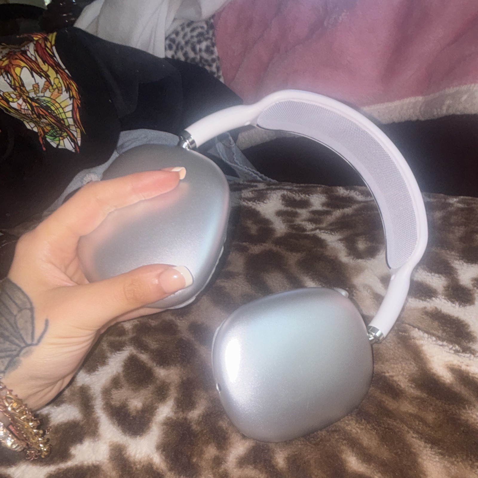 Apple AirPods Max Silver Wireless Over-Ear Headphones Noise Cancellation