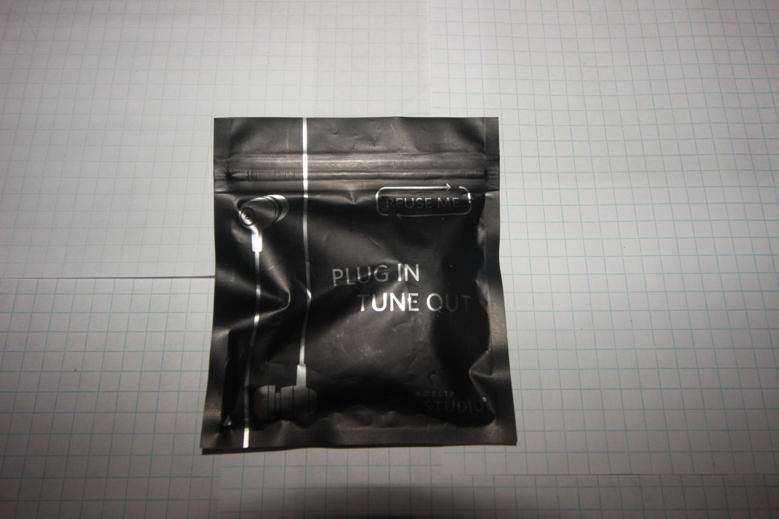 New DELTA Airlines Studio “Plug In Tune Out” Isolation Earbuds Headphones