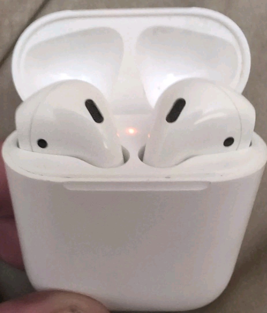 Apple iPod Shuffle 1st Gen & AirPods (1st Gen) Charging Stand + Case Cover