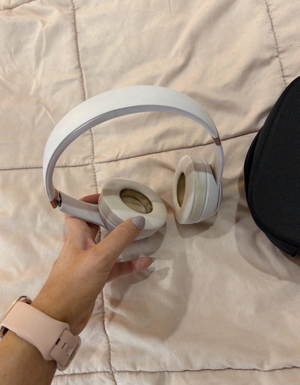 Beats by Dr. Dre Solo3 Wireless Bluetooth On-Ear Headphones White w/ Case