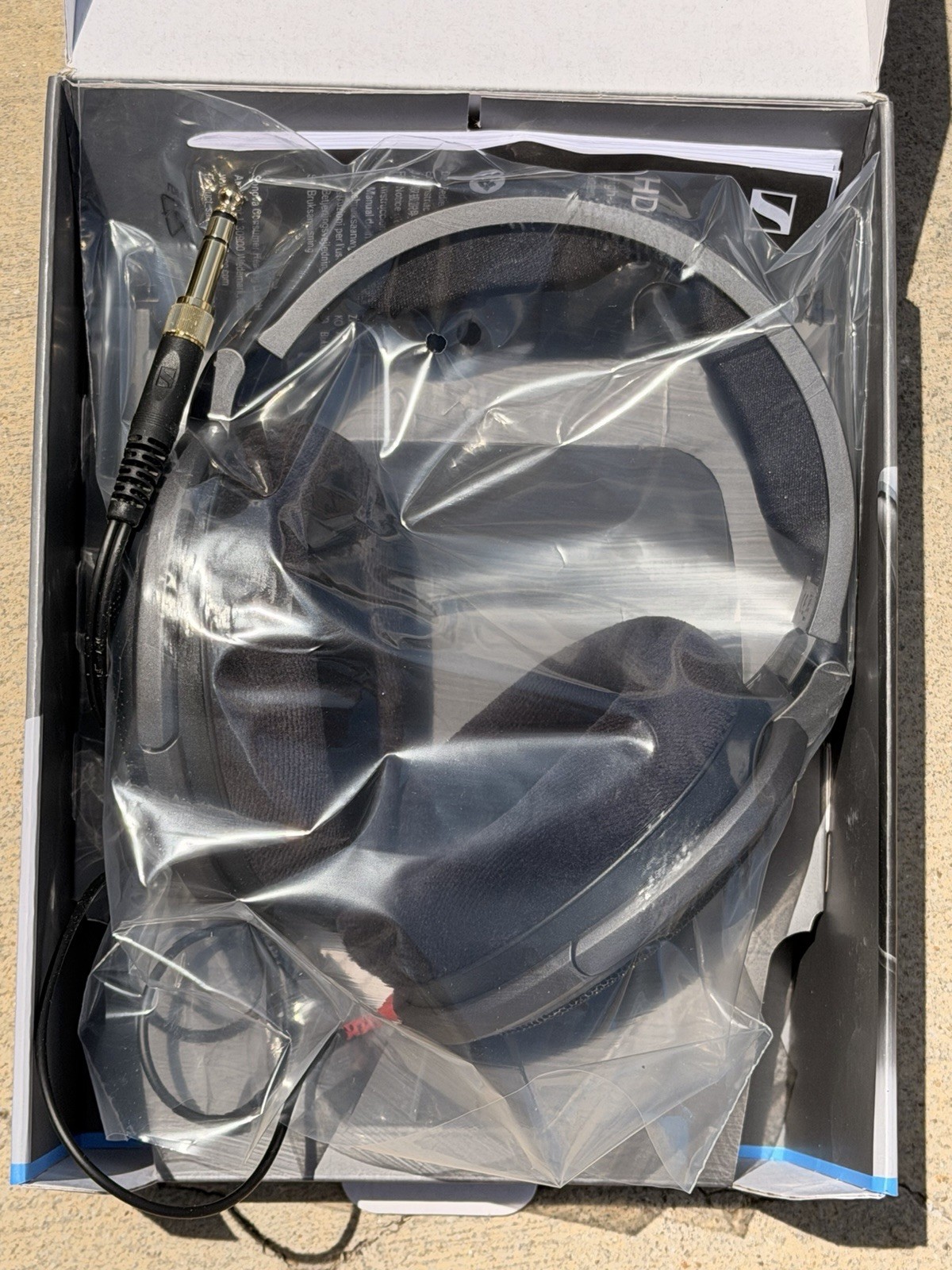 Sennheiser HD 600 Over the Ear Headphone Audiophile Hi-Res Open Back – Black