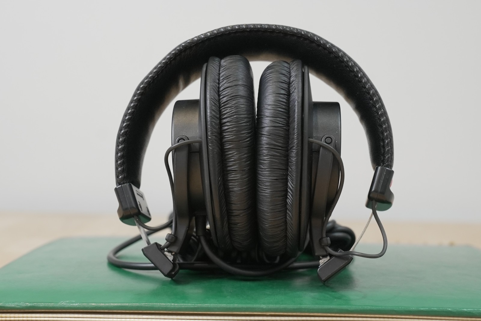 Sony MDR-7506 Studio Headphones w/ coiled cable to 3.5mm/1/4″ plug NEAR MINT