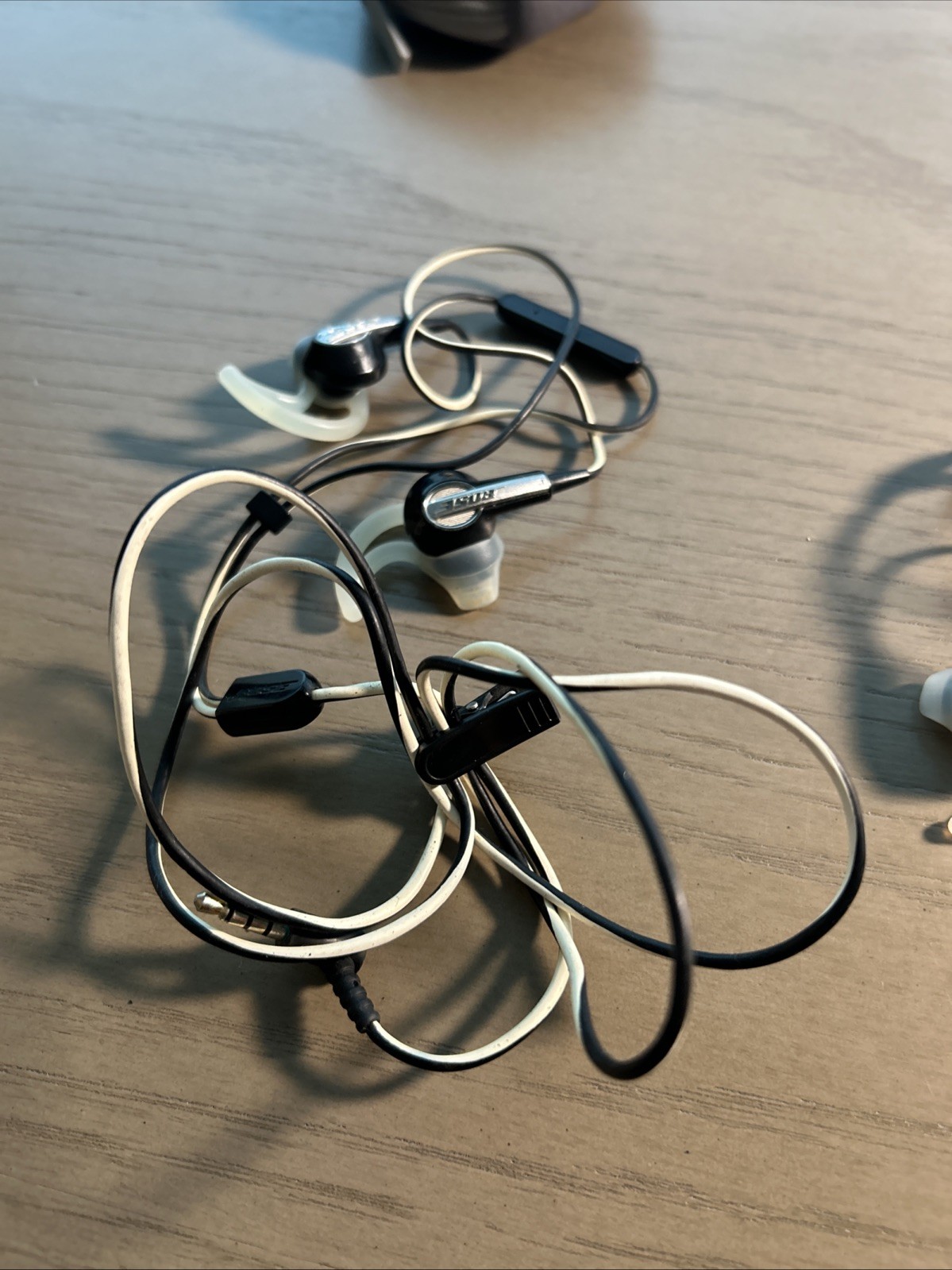 Bose IE2 In-Ear Wired Audio Headphones No Microphone Black White TESTED WORKING