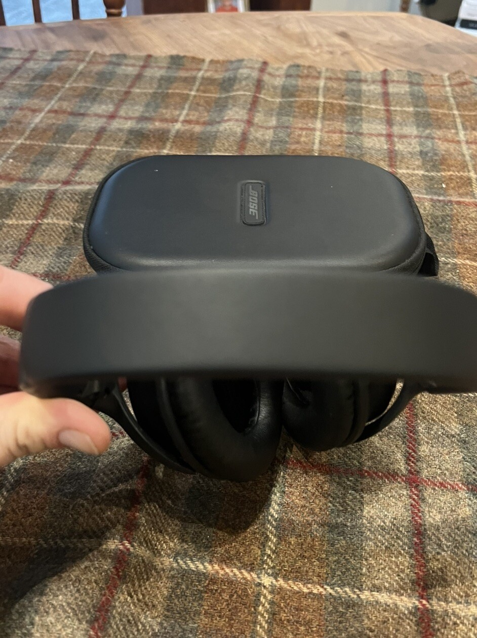 Bose QuietComfort 35 QC-35 Over the Ear Bluetooth Headphones in Black
