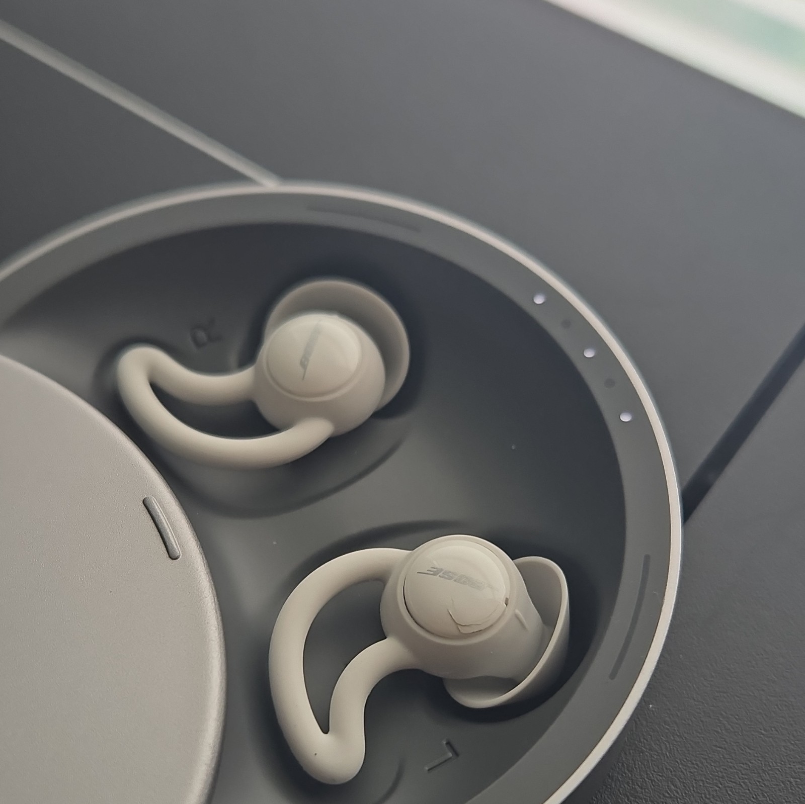 Bose Noise-Masking Sleepbuds In-Ear Earbuds w/ Charging Case Silver/White