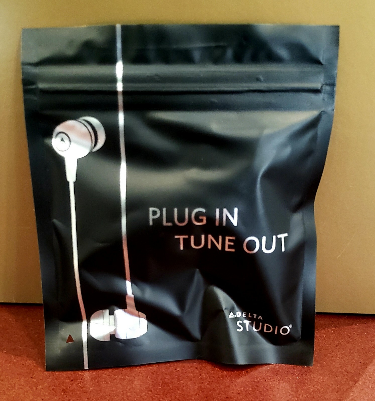 Premium Earbuds Brand New Delta Airlines 044208424