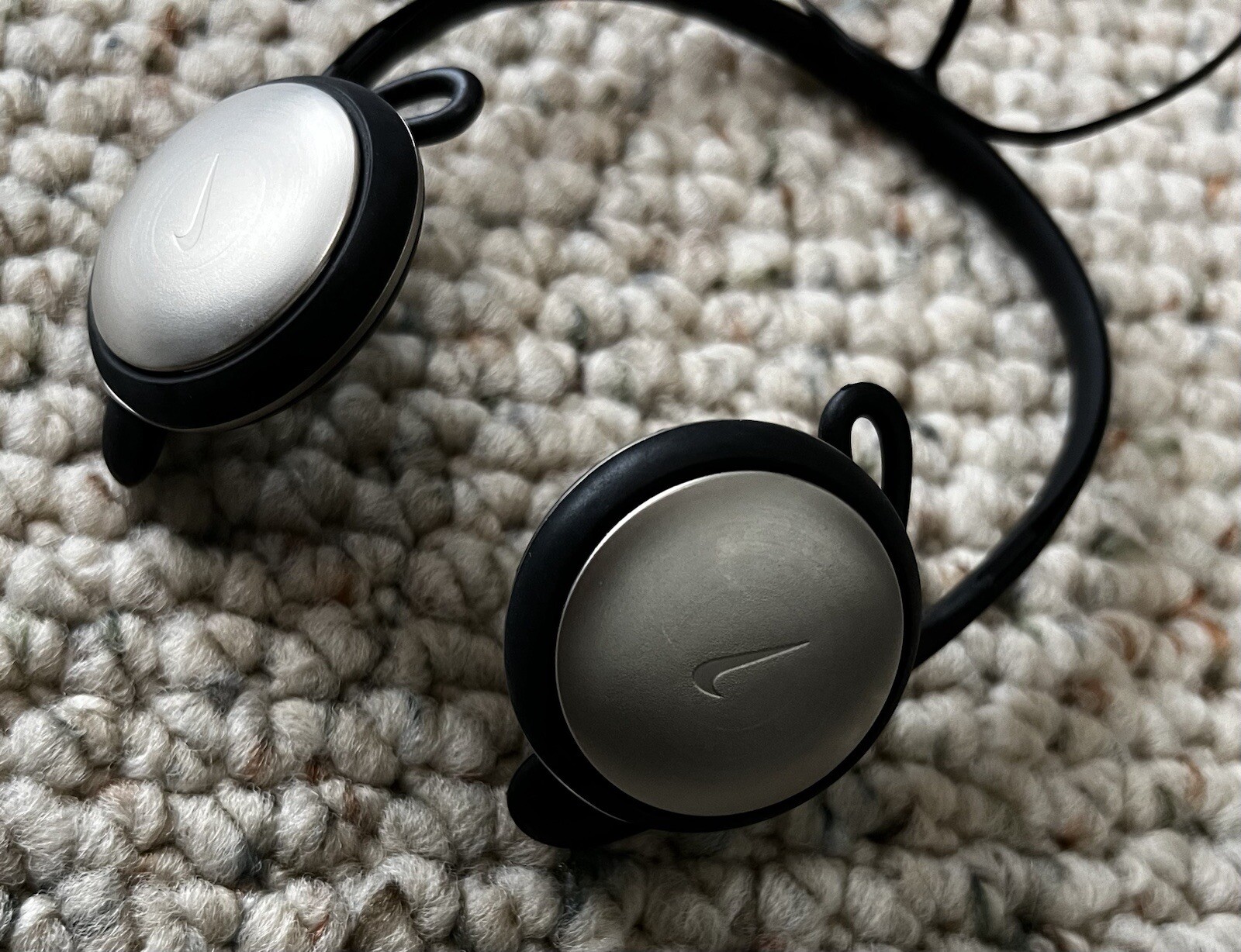Nike Silver Black Sport Headphones Unisex Feather Light TESTED WORKS