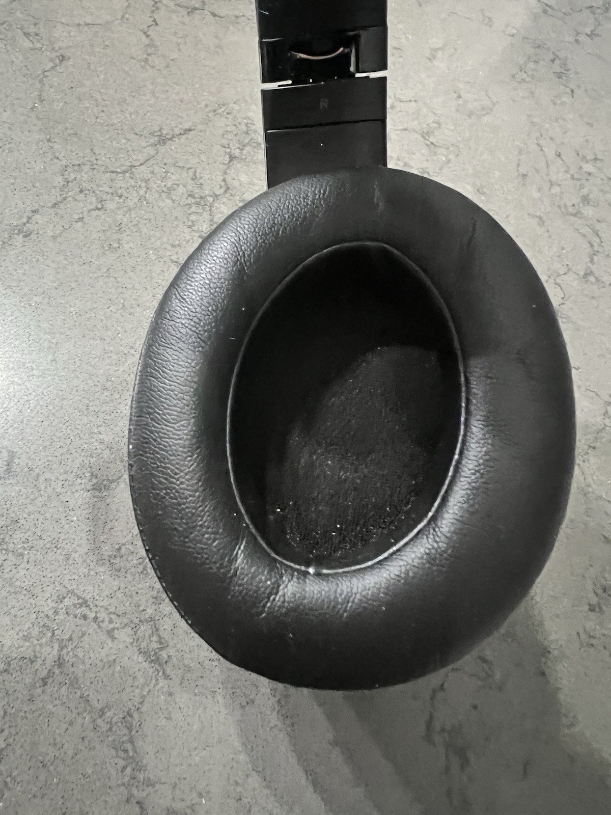 Beats by Dr. Dre Studio3 Over the Ear Wireless Headphones – Black Small Tear