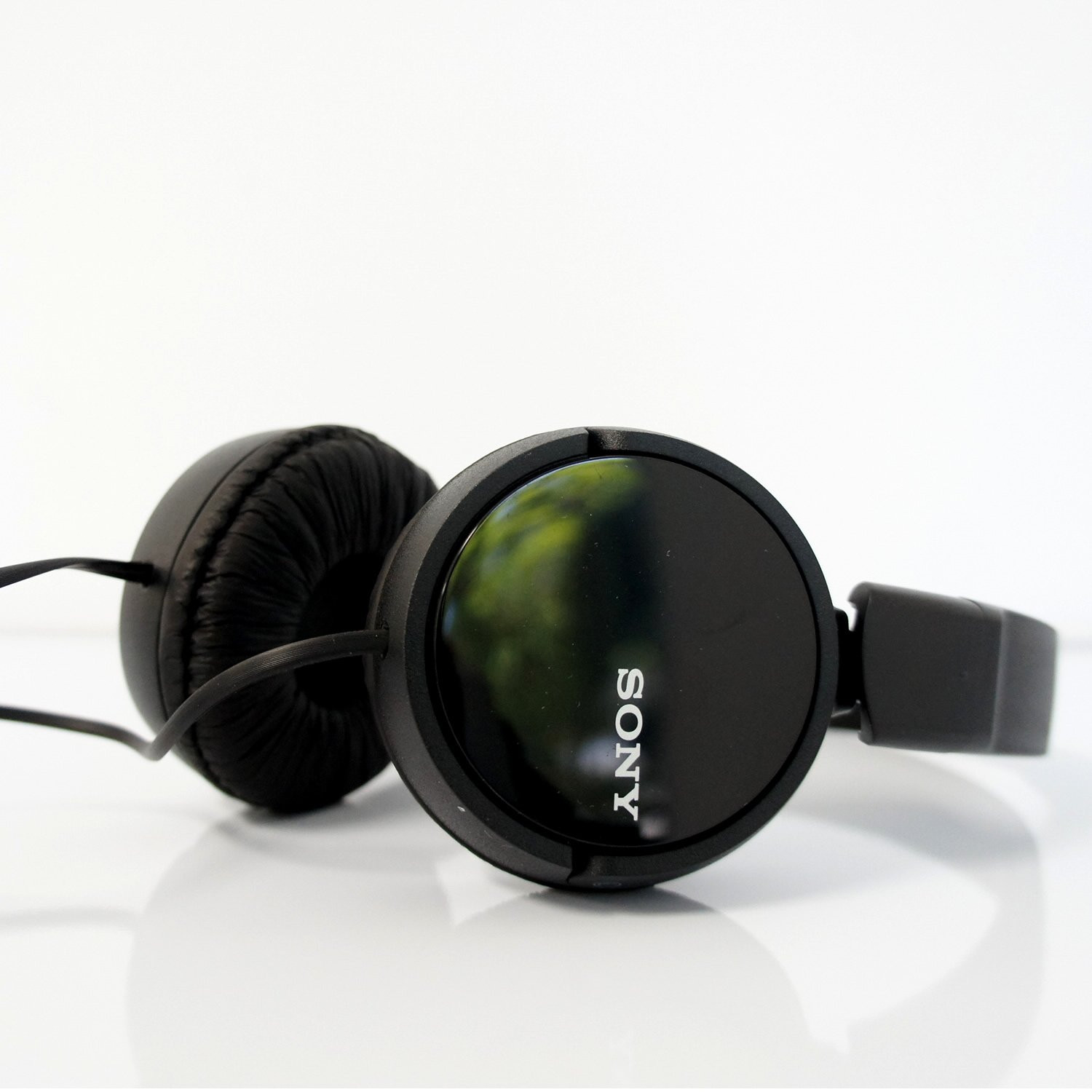 Lightweight Black Over Ear Headphones with 30mm Drivers for Clear Sound