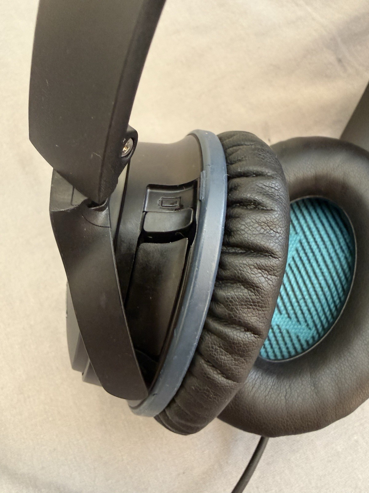 Bose QuietComfort 15 w/ Lightning C-Type Airplane Adapters & Case New Earpads
