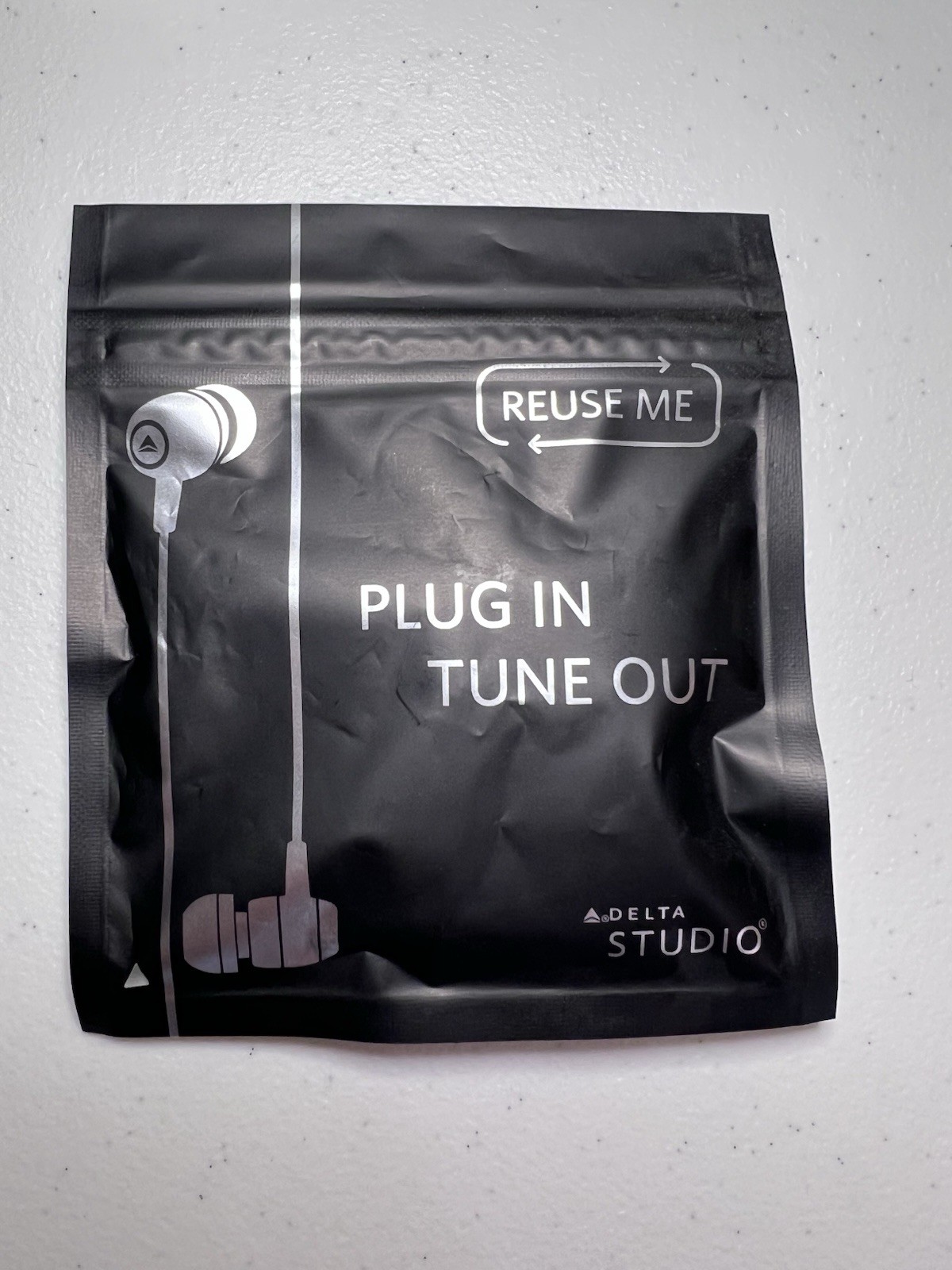DELTA AIRLINES 2.5mm Jack TRS Wired Earbuds Ear Buds Phone Airplane