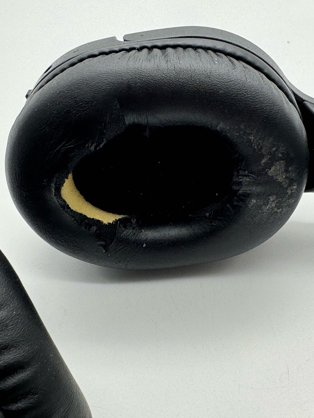 Sony WH-RF400 Wireless Over-Ear Home Theater Headphones 3.5 mm Jack – Black (4)