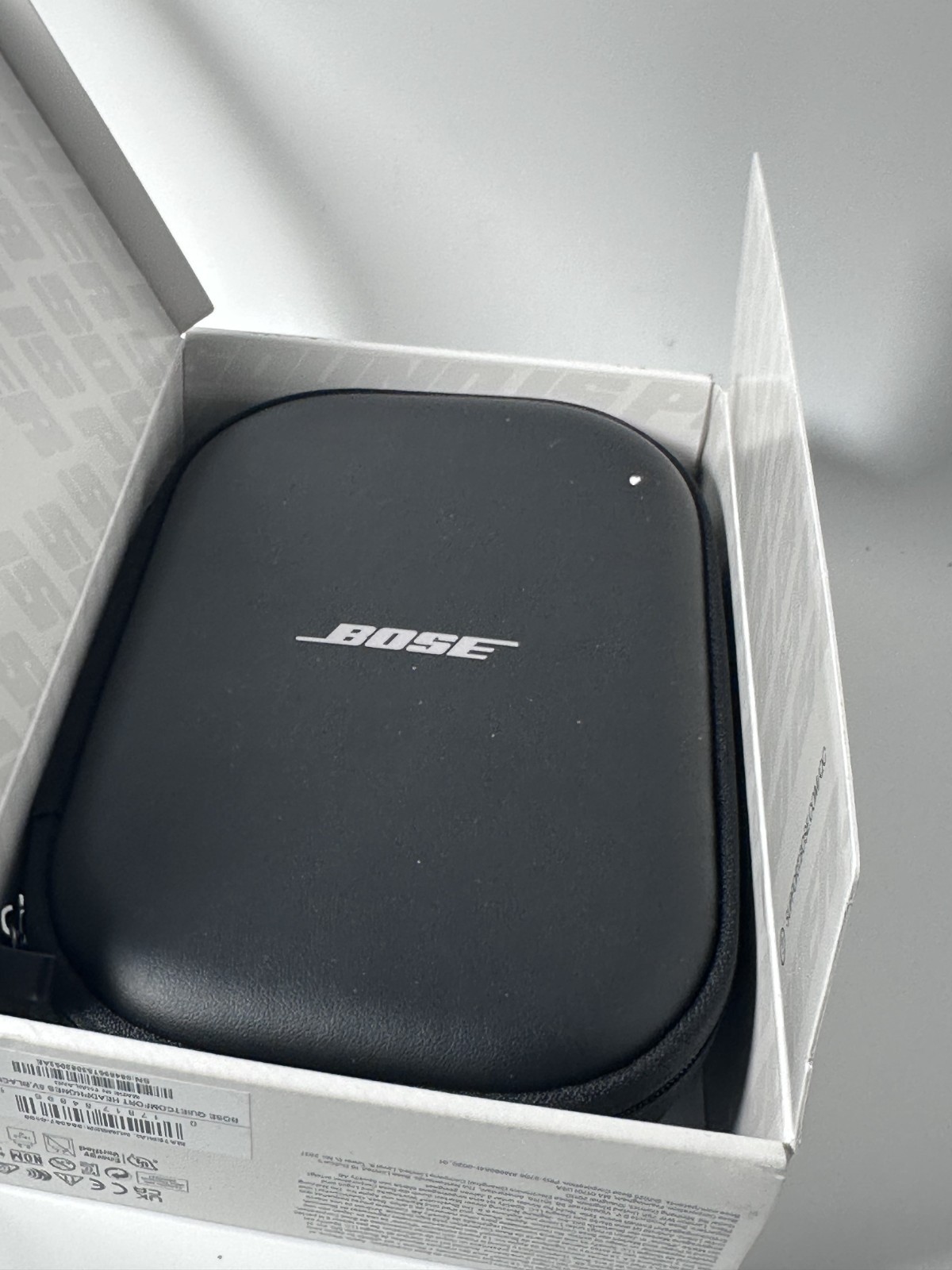 Bose 884367-0100 QuietComfort Wireless Noise Cancelling Over-the-Ear Headphones
