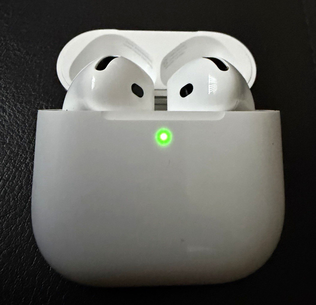 Apple AirPods 4 A3050 Wireless Bluetooth In-Ear Earbuds w/Charging Case White