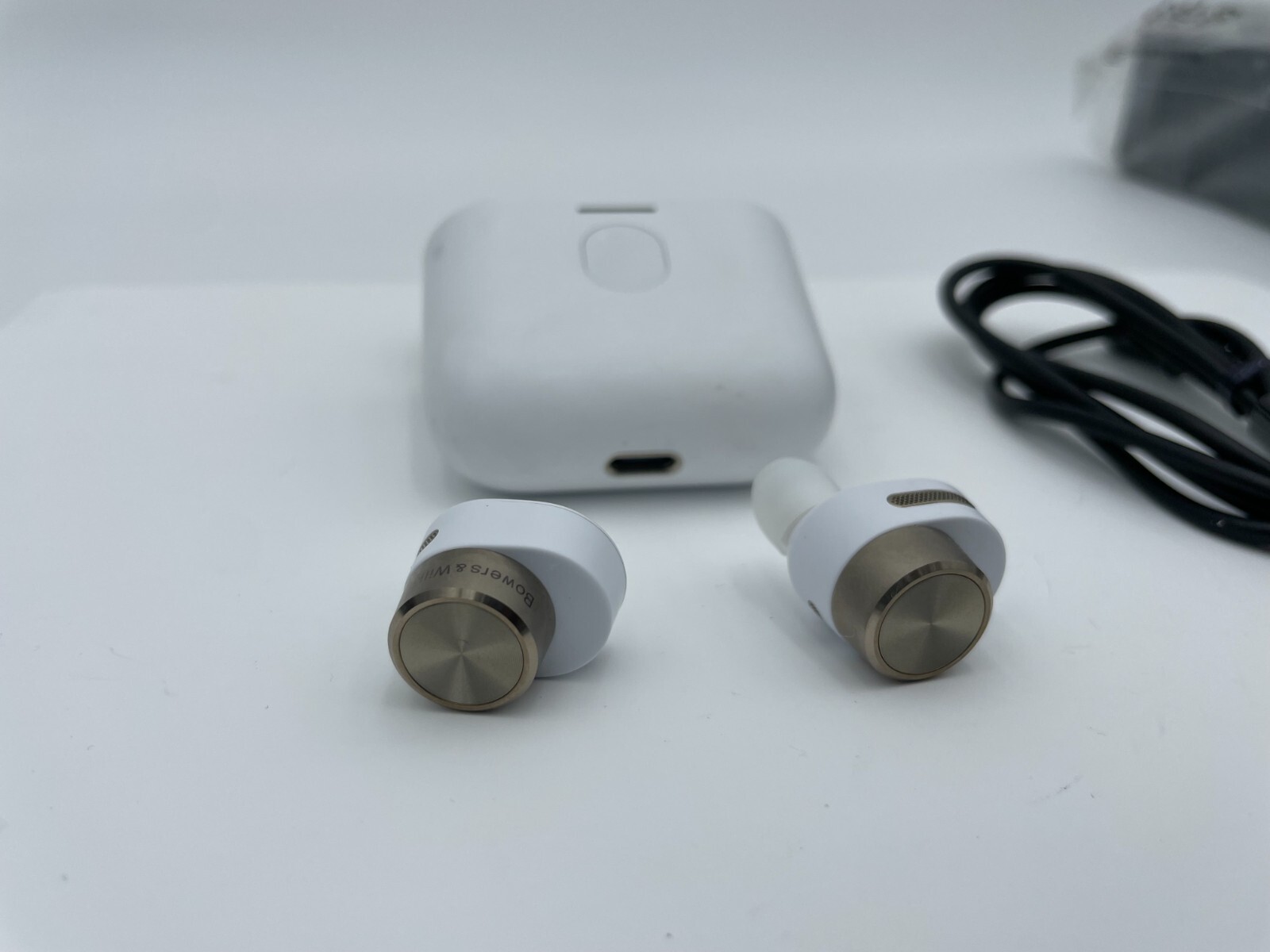 Bowers & Wilkins P17 In-ear True Wireless Headphone – White Gold – GENUINE