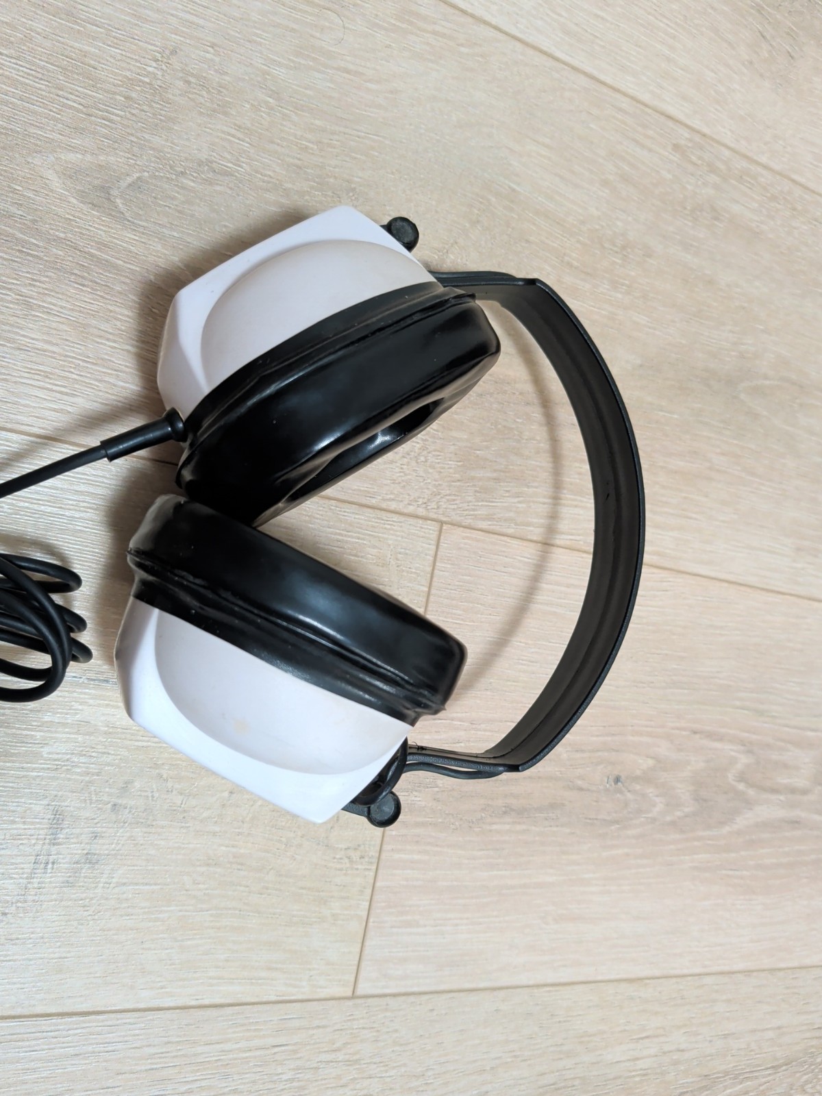 JSR -300 Stereo Headphones . JSR Electronics Inc